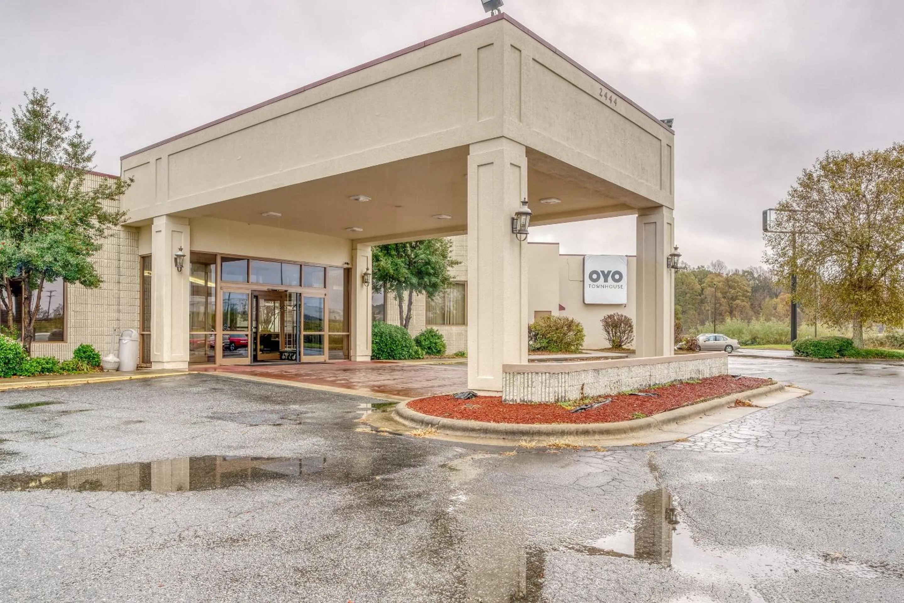 Facade/entrance in OYO Hotel Burlington South