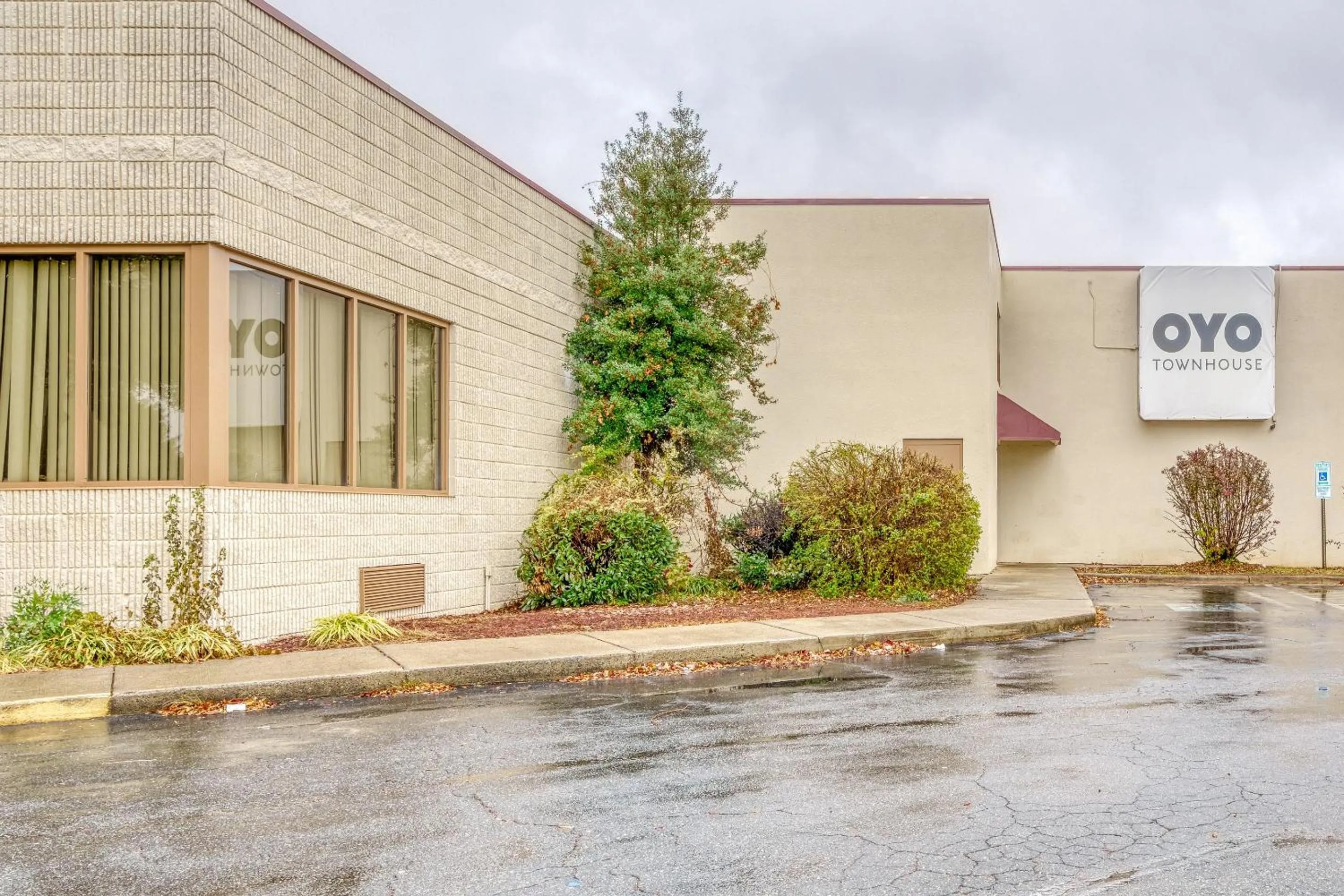 Facade/entrance in OYO Hotel Burlington South