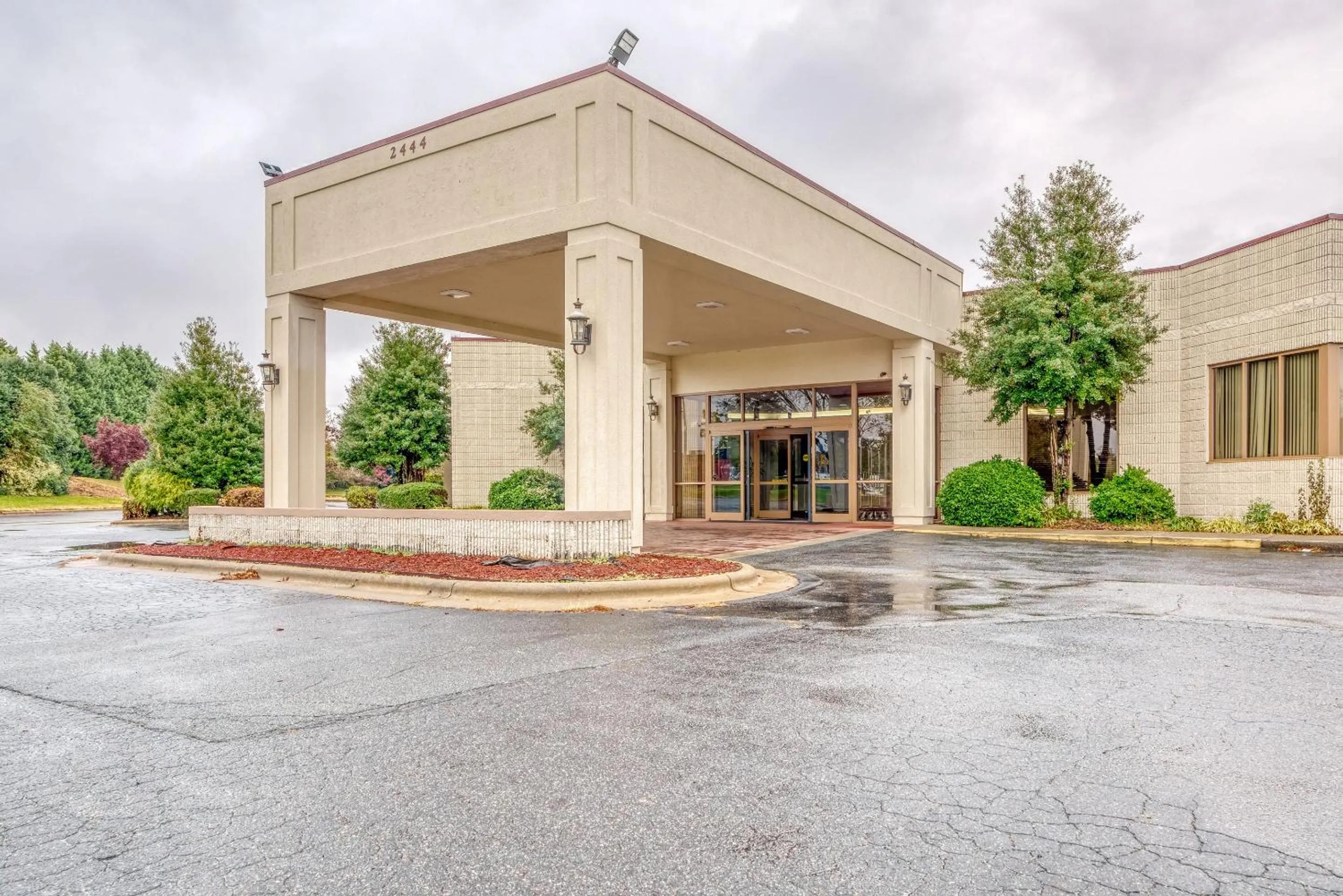 Facade/entrance in OYO Hotel Burlington South