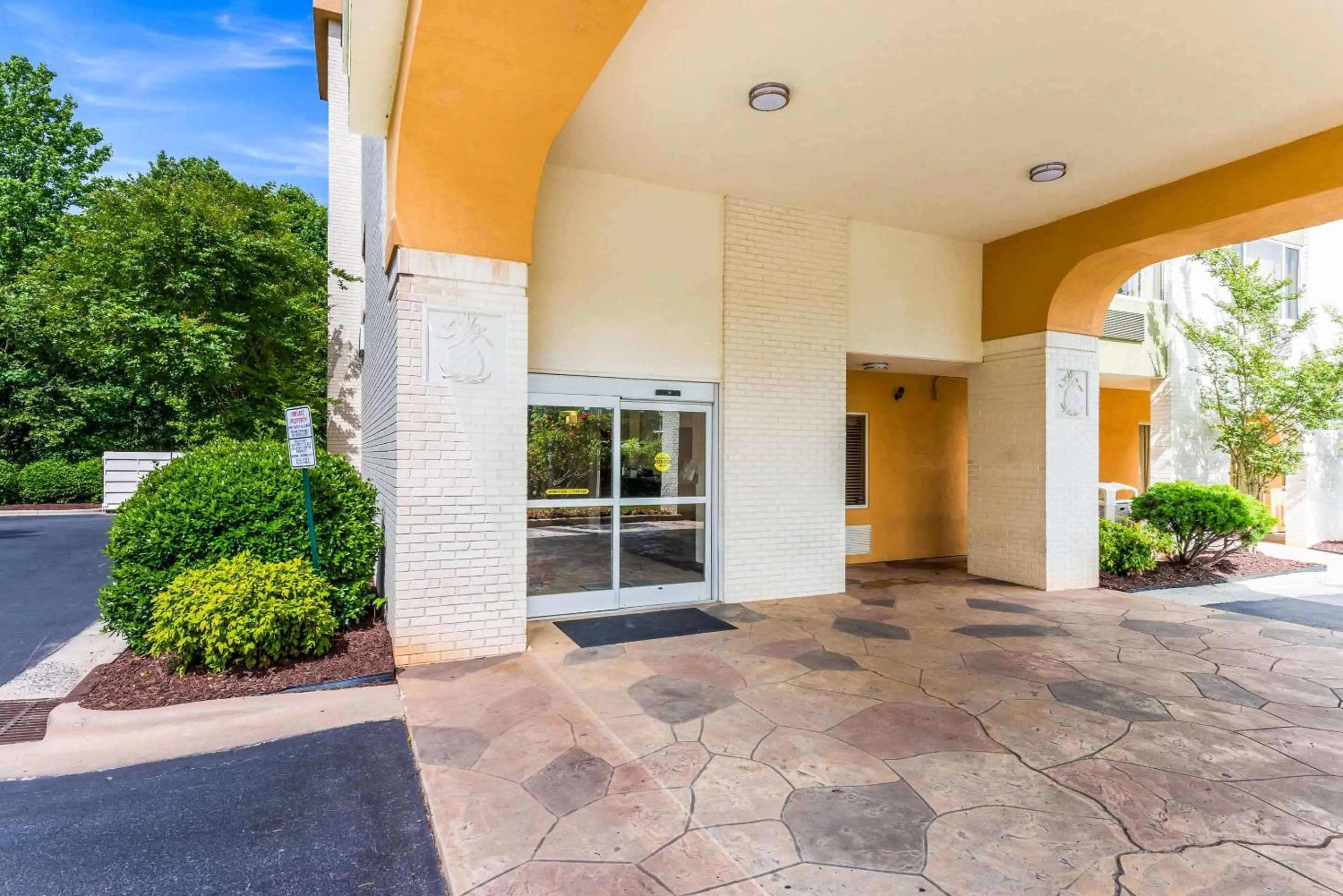 Property building in Quality Inn Huntersville near Lake Norman