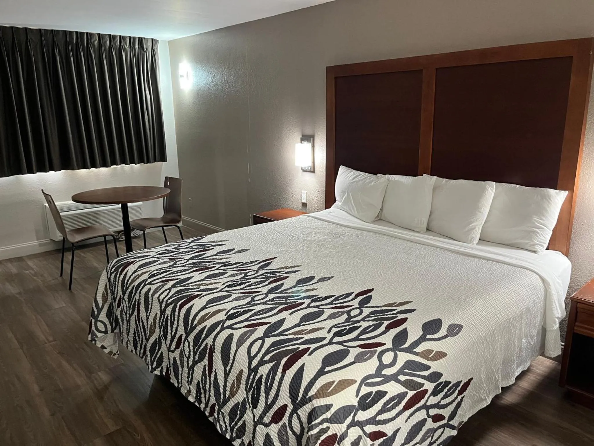 Photo of the whole room, Bed in Econo Lodge Sanford NC