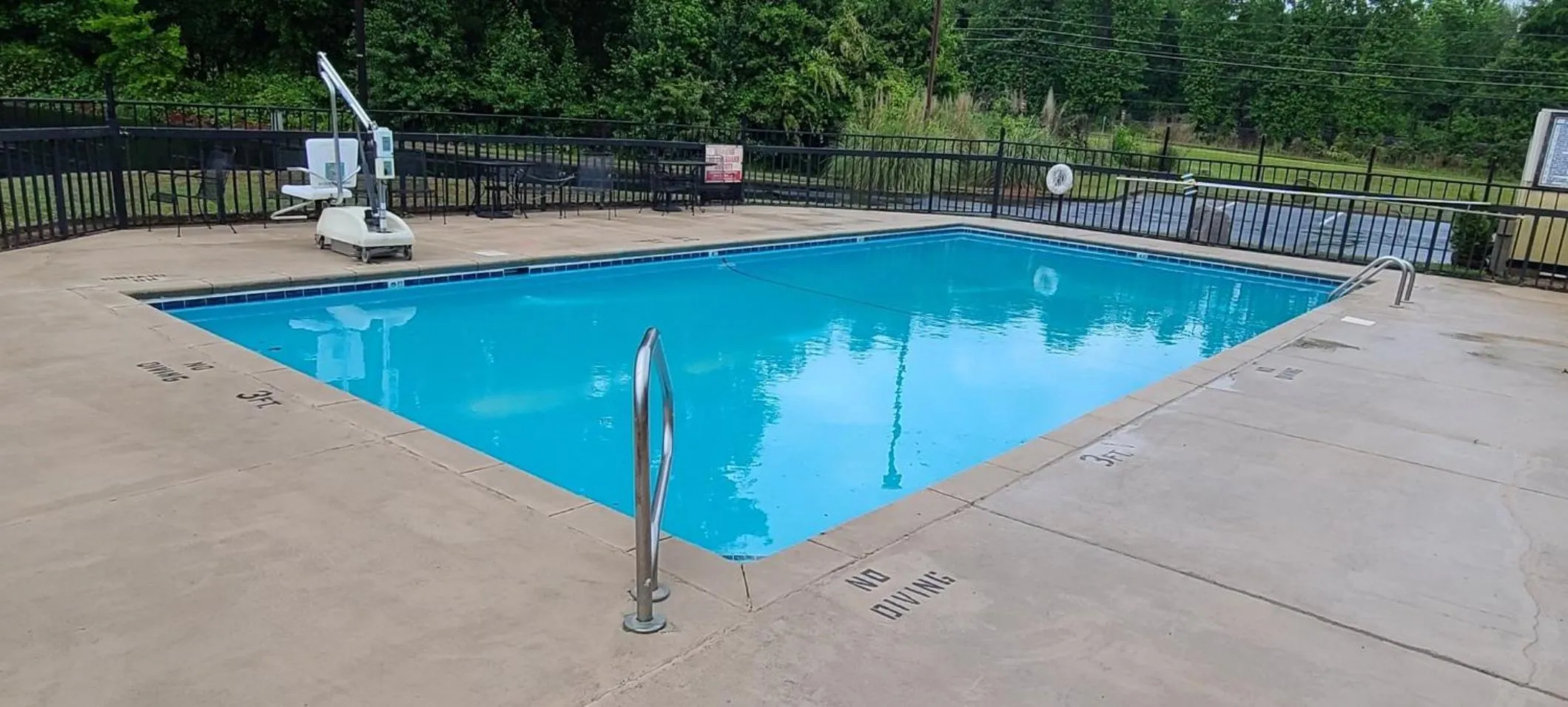 Swimming pool in Econo Lodge Sanford NC