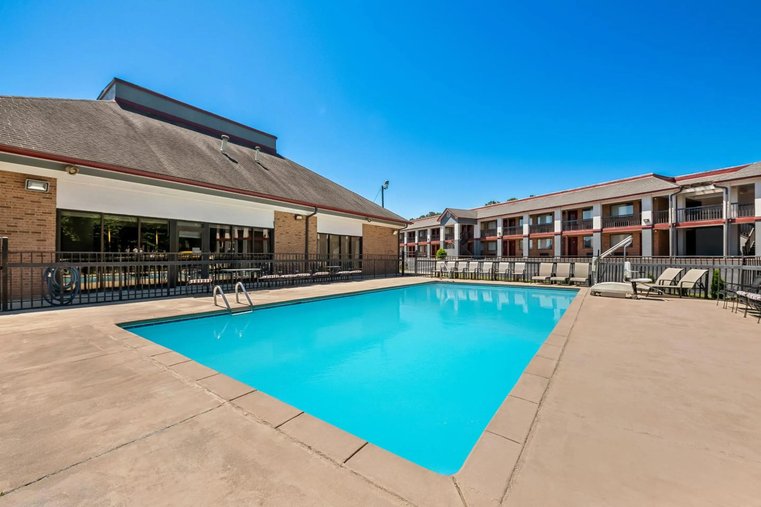 Swimming pool in Red Roof Inn Sanford