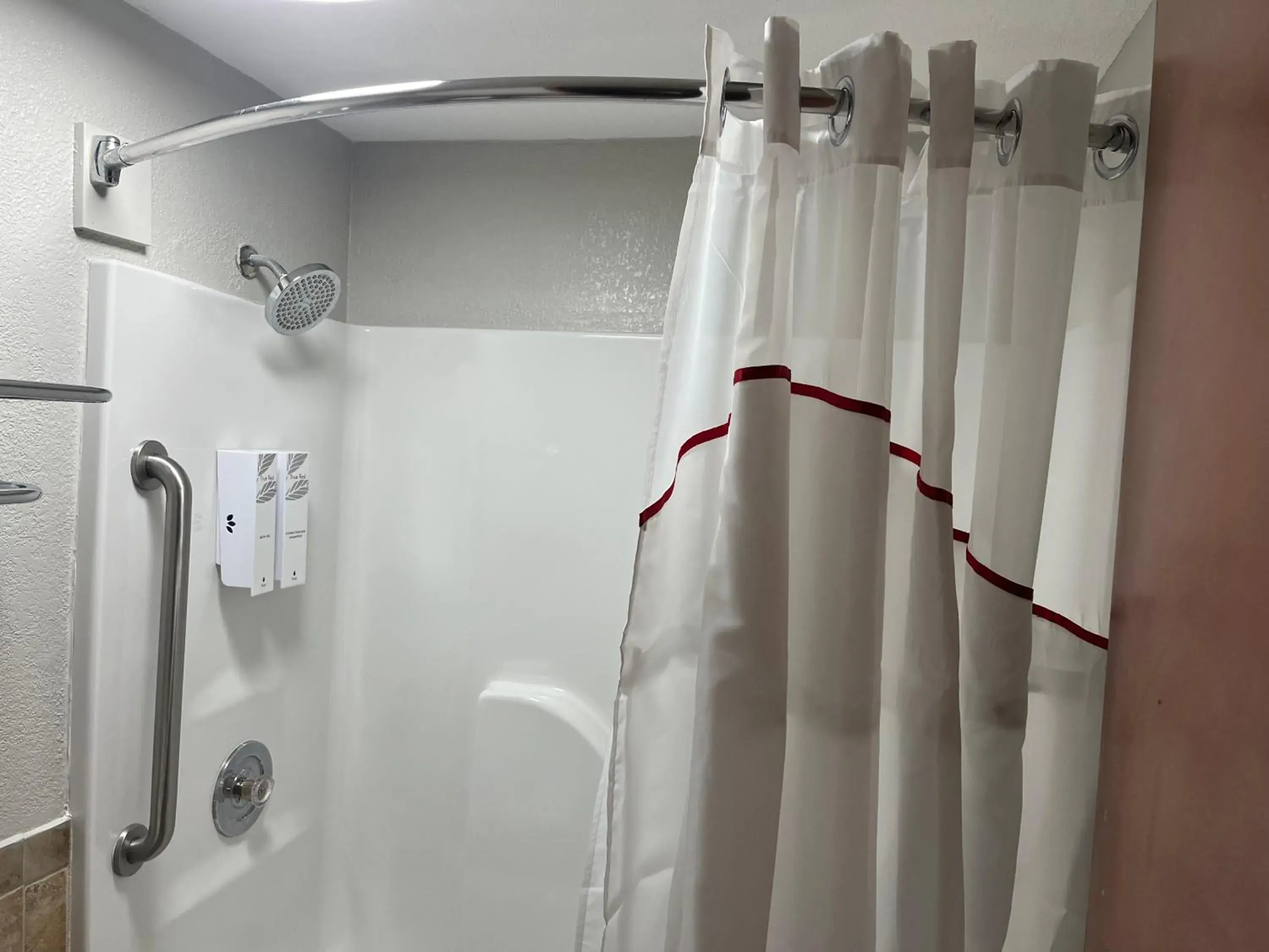 Deluxe King Room Non-Smoking in Econo Lodge Sanford NC Deluxe King Room Non-Smoking in Econo Lodge Sanford NC