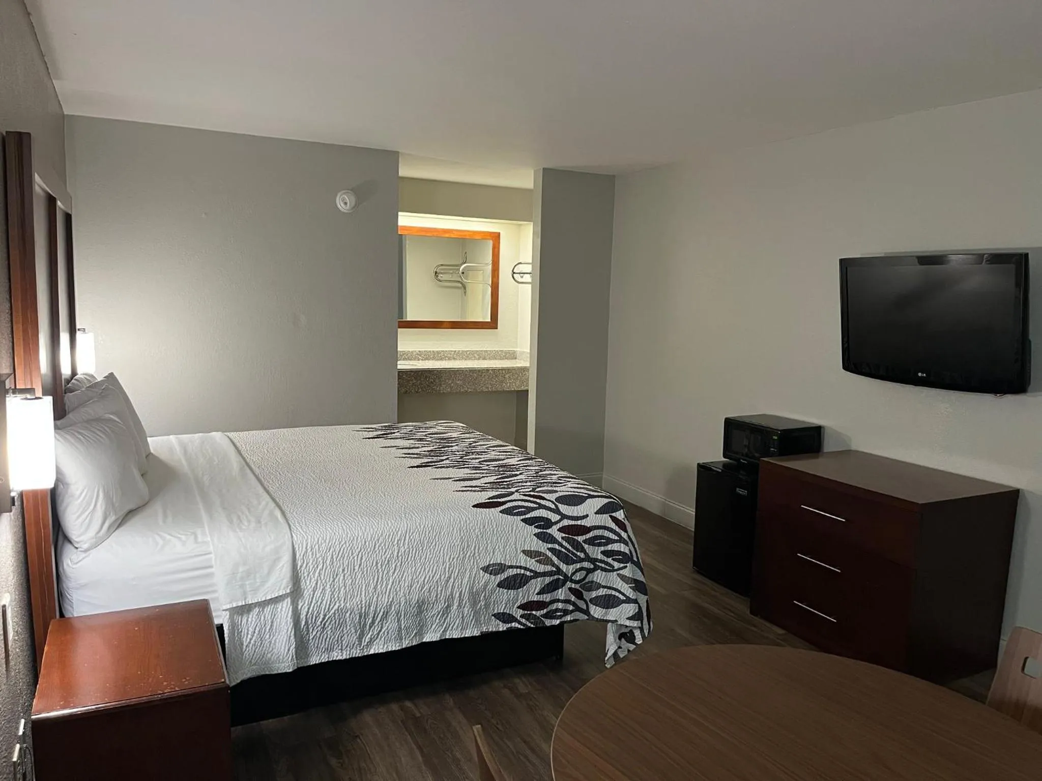 Photo of the whole room, Bed in Econo Lodge Sanford NC