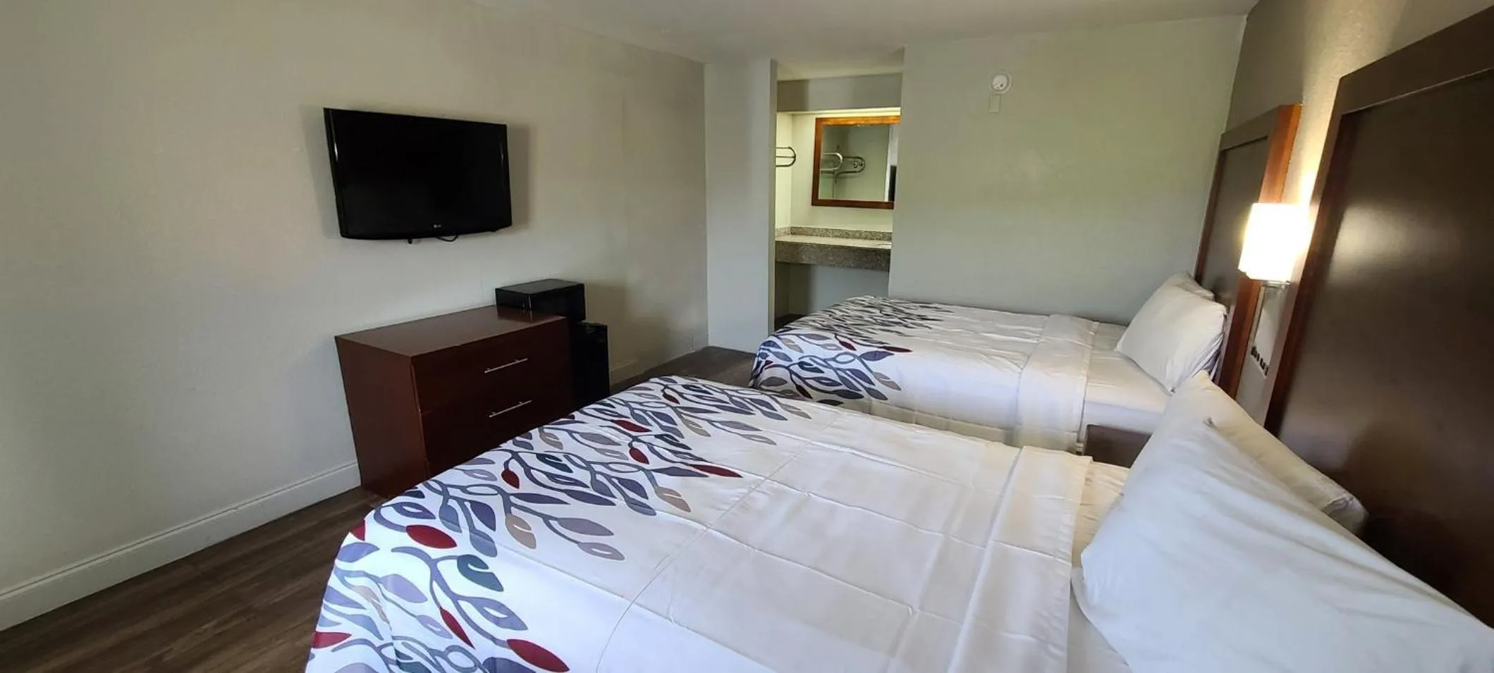 Photo of the whole room, Bed in Econo Lodge Sanford NC