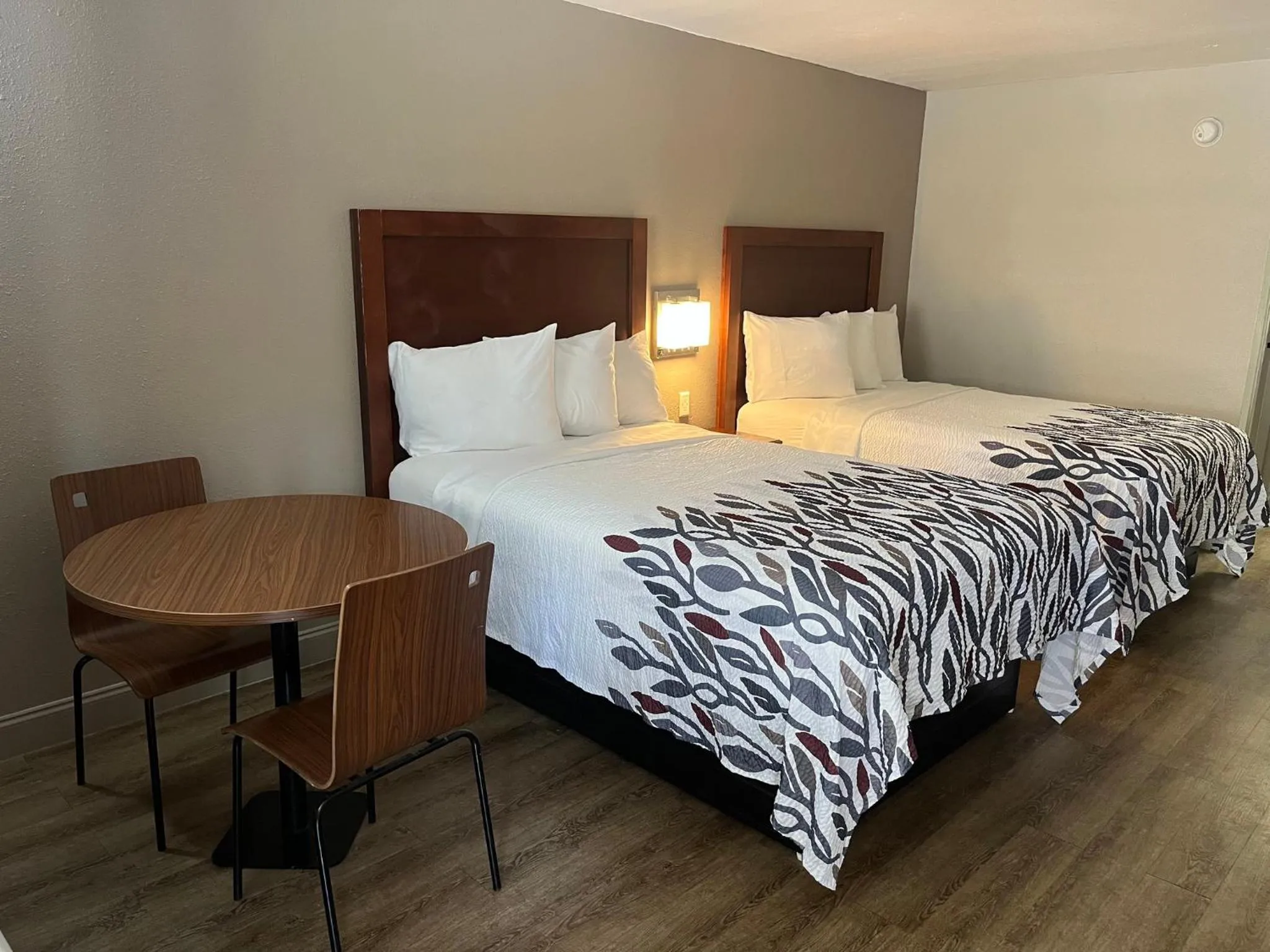 Photo of the whole room, Bed in Econo Lodge Sanford NC