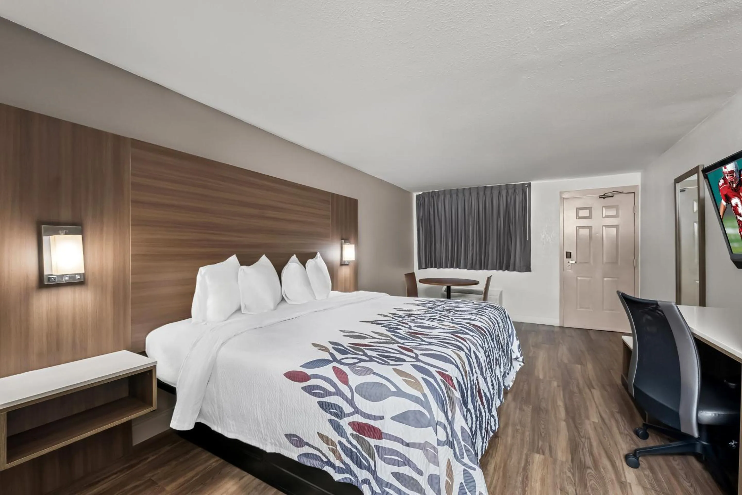 Photo of the whole room, Bed in Red Roof Inn Sanford