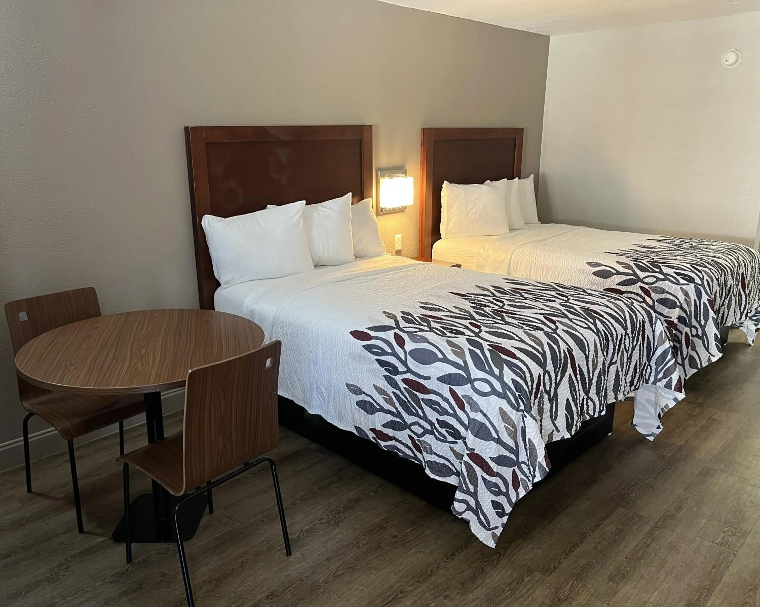 Photo of the whole room, Bed in Econo Lodge Sanford NC