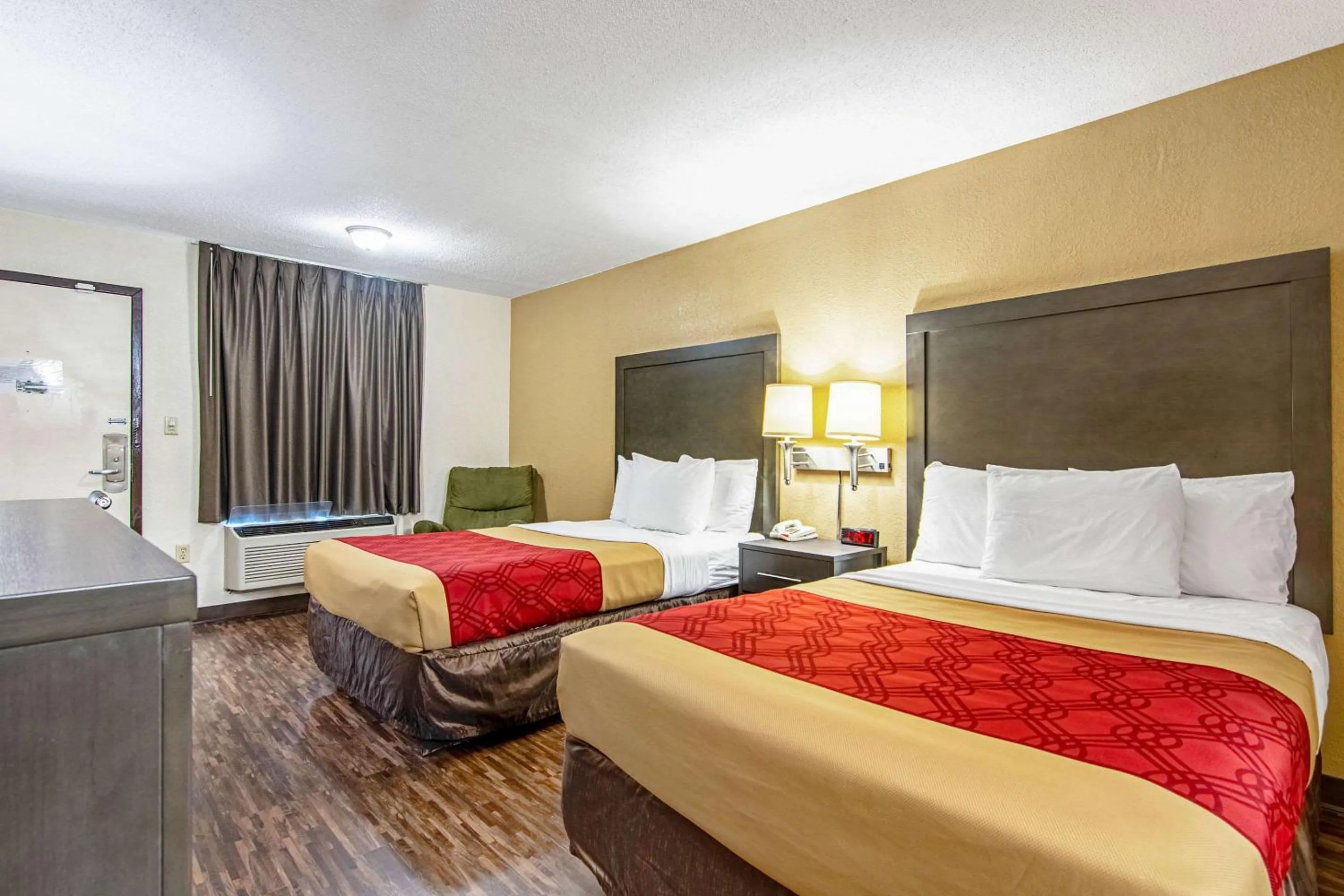 Bedroom, Bed in Econo Lodge Inn & Suites Matthews - Charlotte