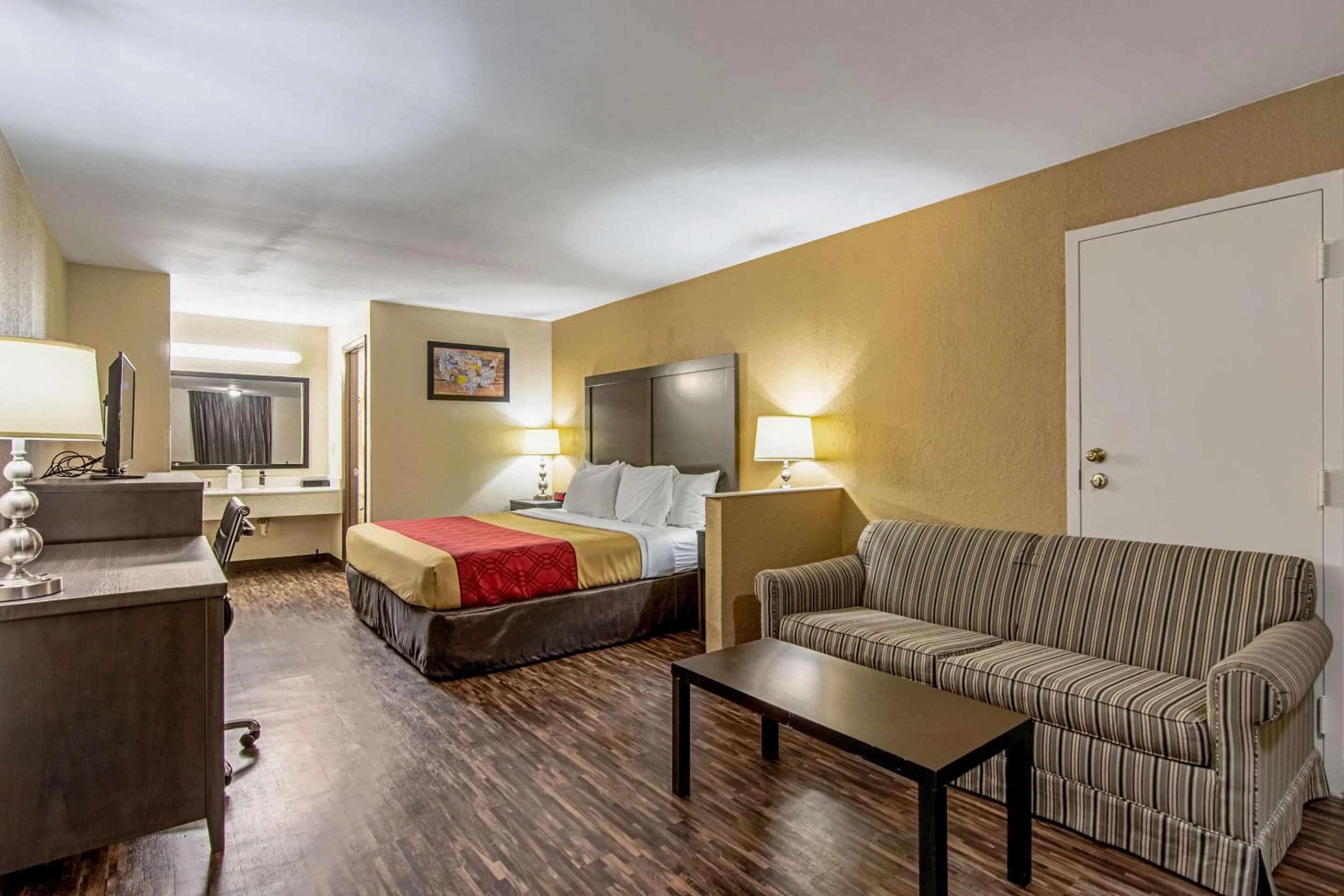 Bedroom, Bed in Econo Lodge Inn & Suites Matthews - Charlotte