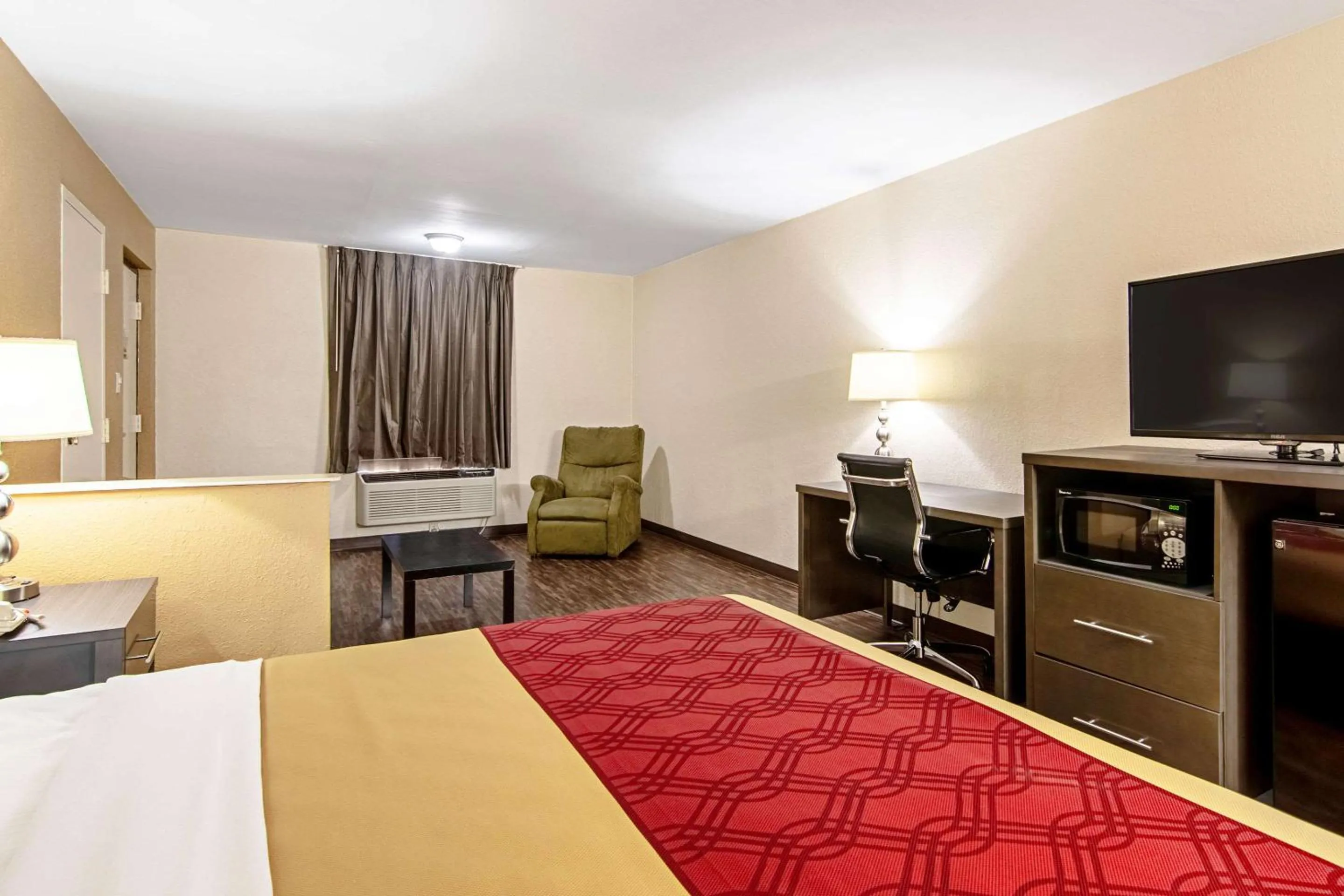 Bedroom, Bed in Econo Lodge Inn & Suites Matthews - Charlotte
