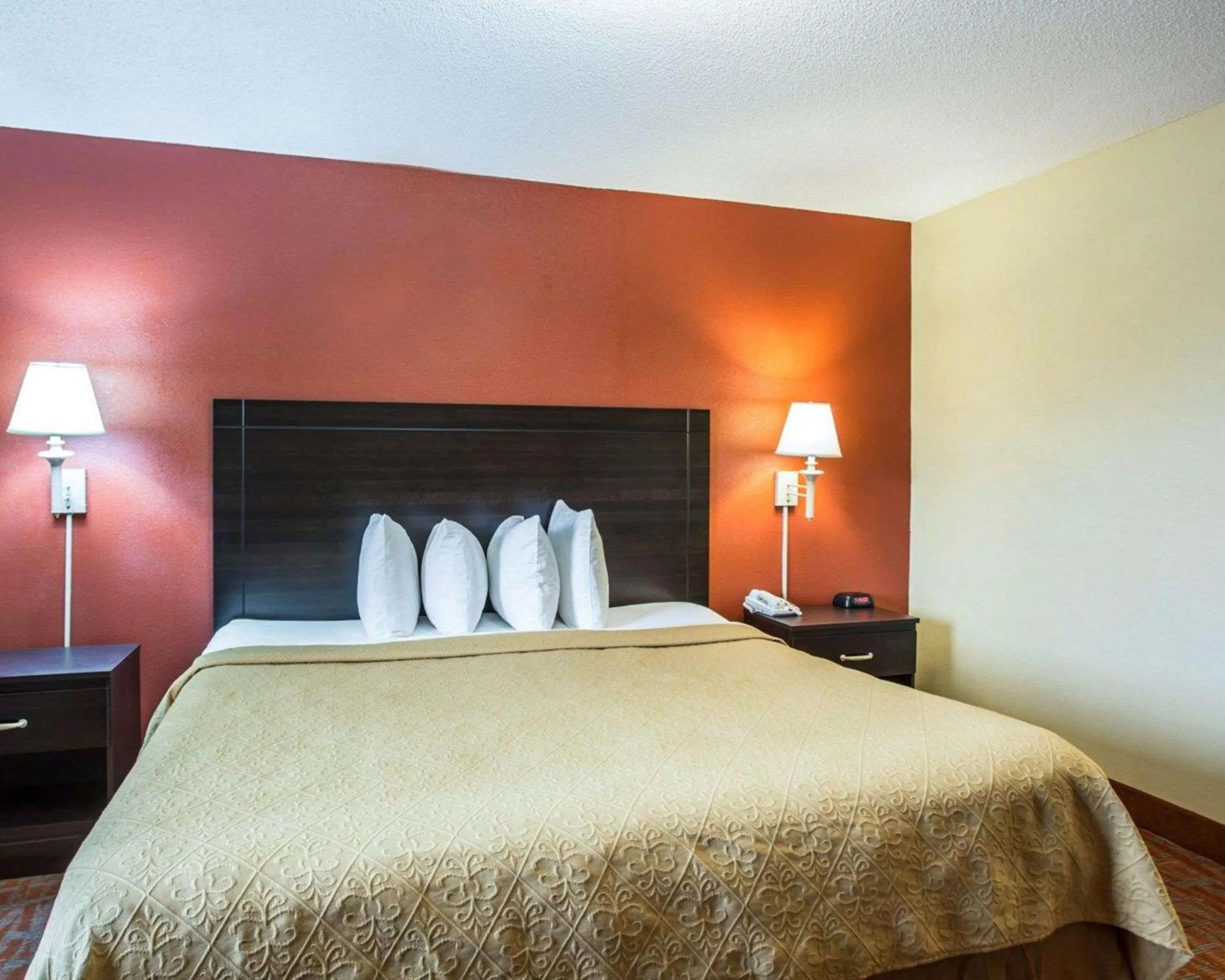 Photo of the whole room, Bed in Quality Inn & Suites Monroe