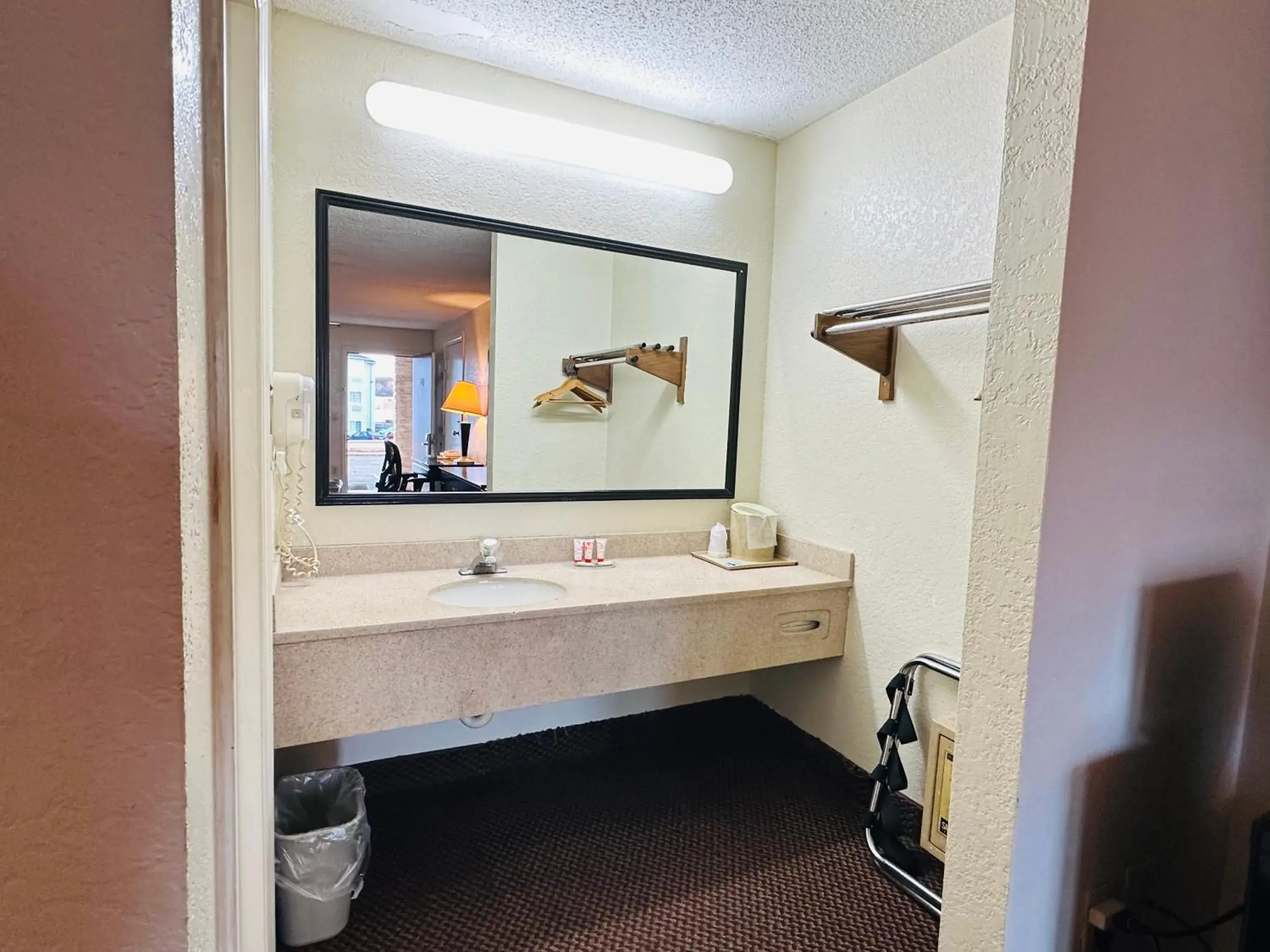 King Room - Non Smoking/Exterior Hall in Econo Lodge King Room - Non Smoking/Exterior Hall in Econo Lodge