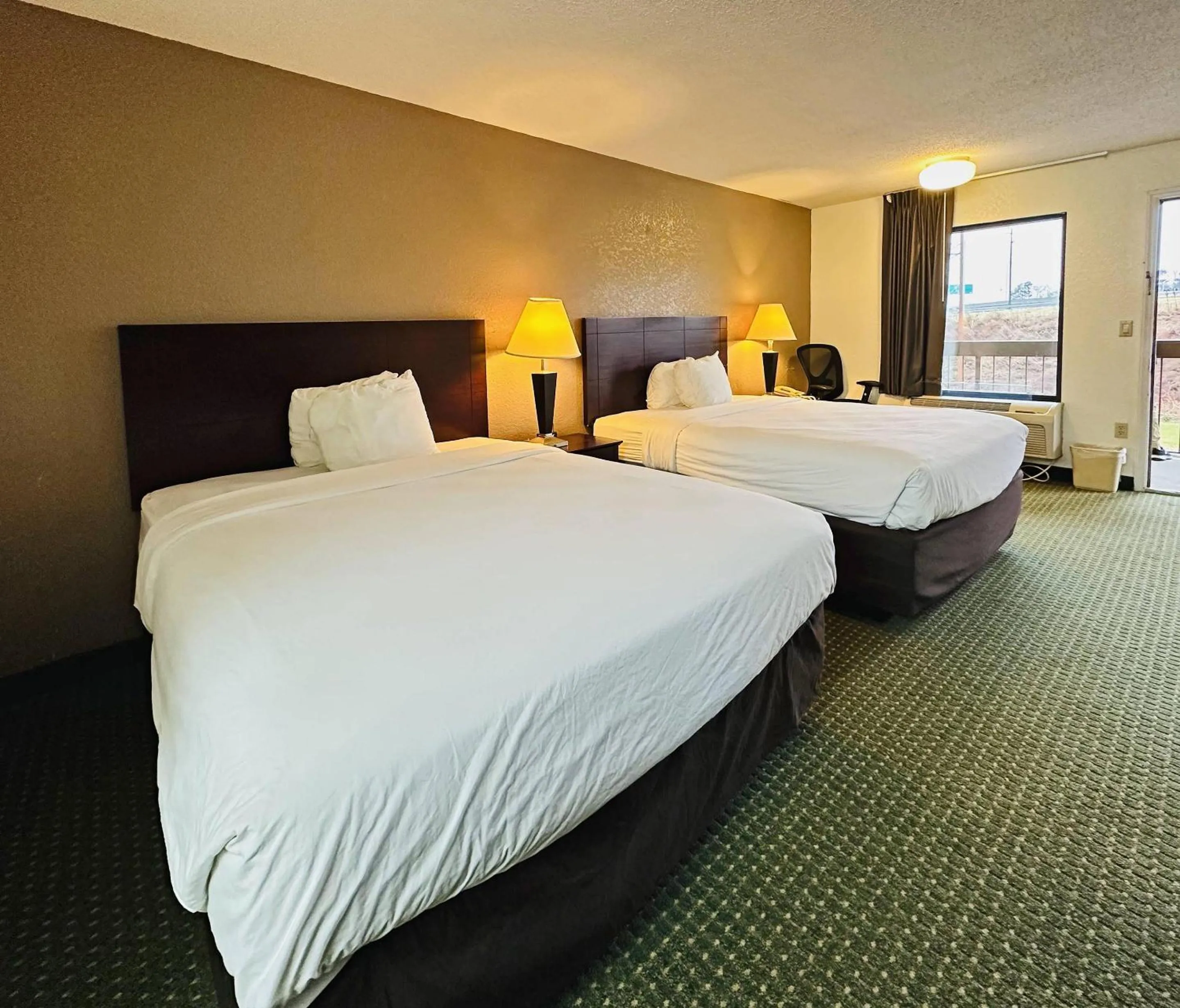 Bedroom, Bed in Econo Lodge