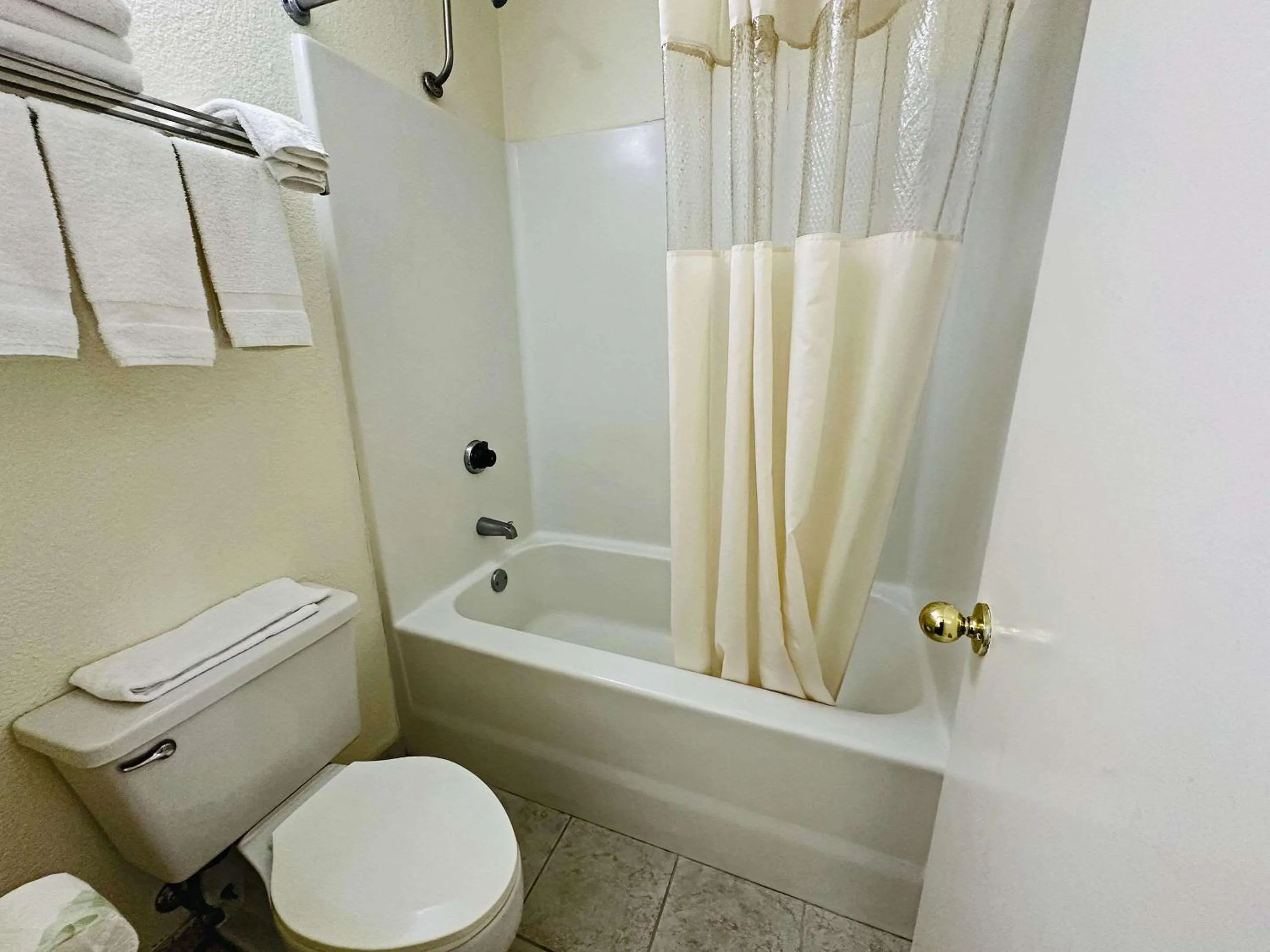 Bedroom, Bathroom in OYO Hotel Kannapolis