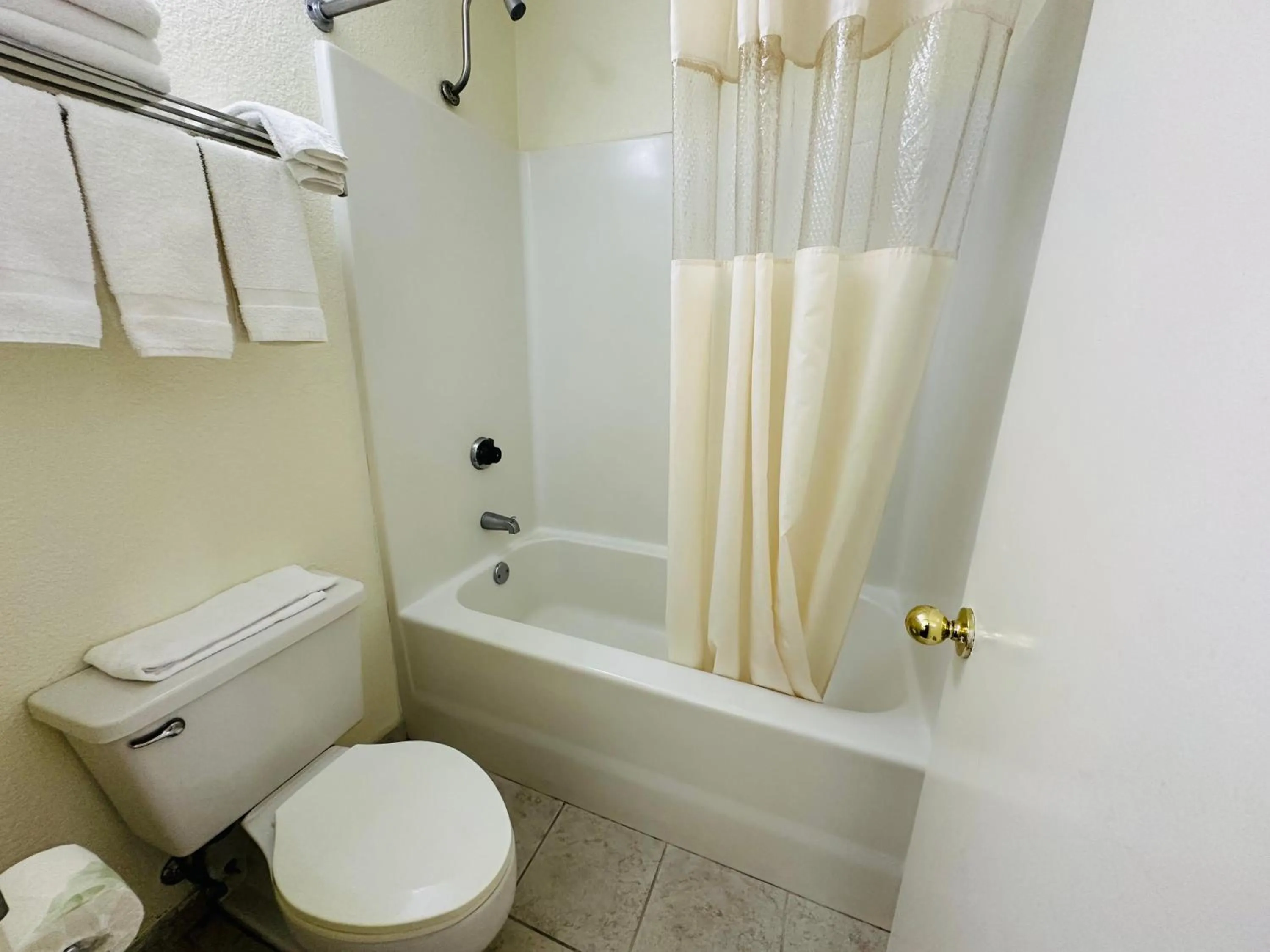 Bathroom in OYO Hotel Kannapolis