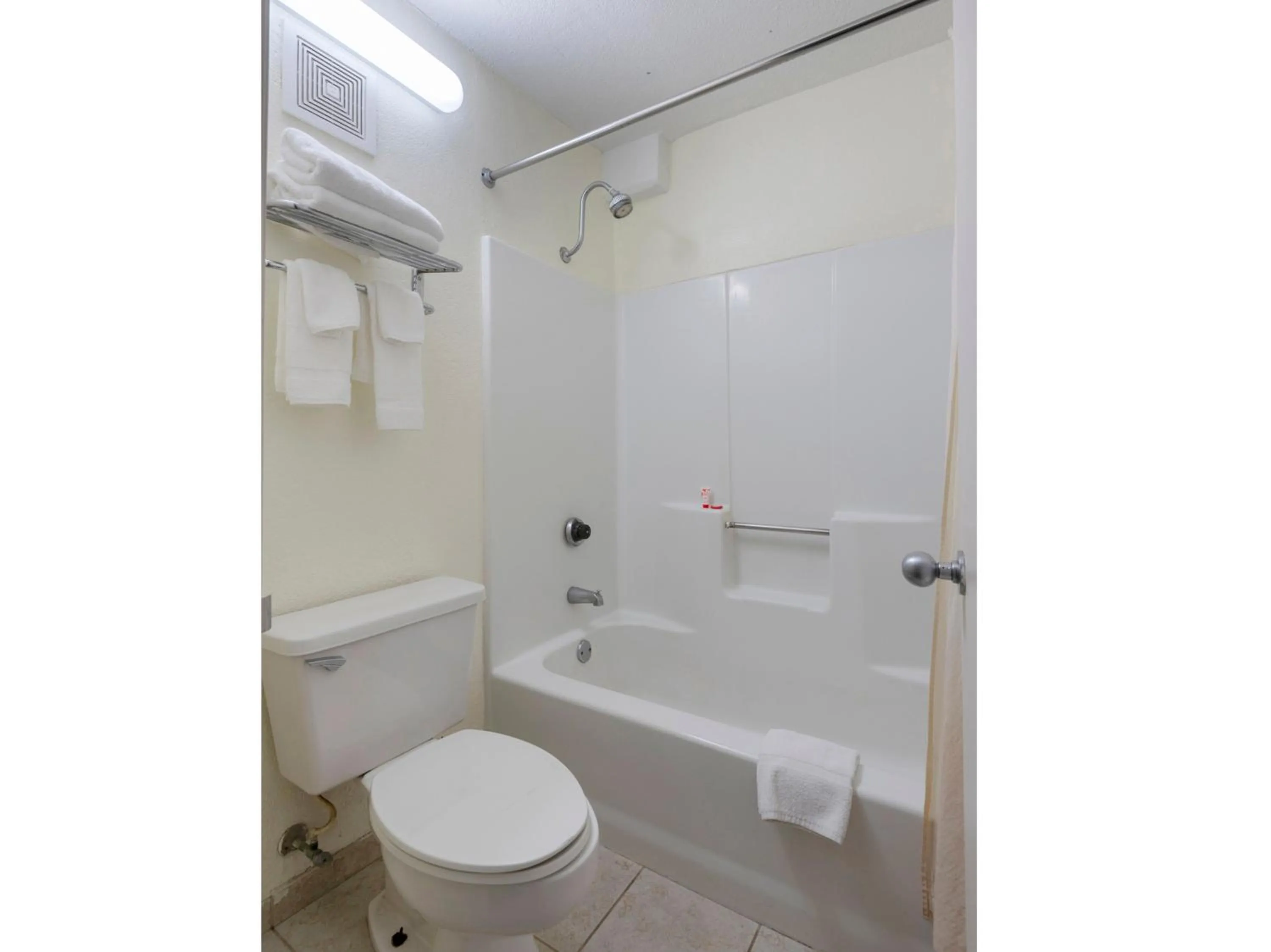 Bathroom in OYO Hotel Kannapolis