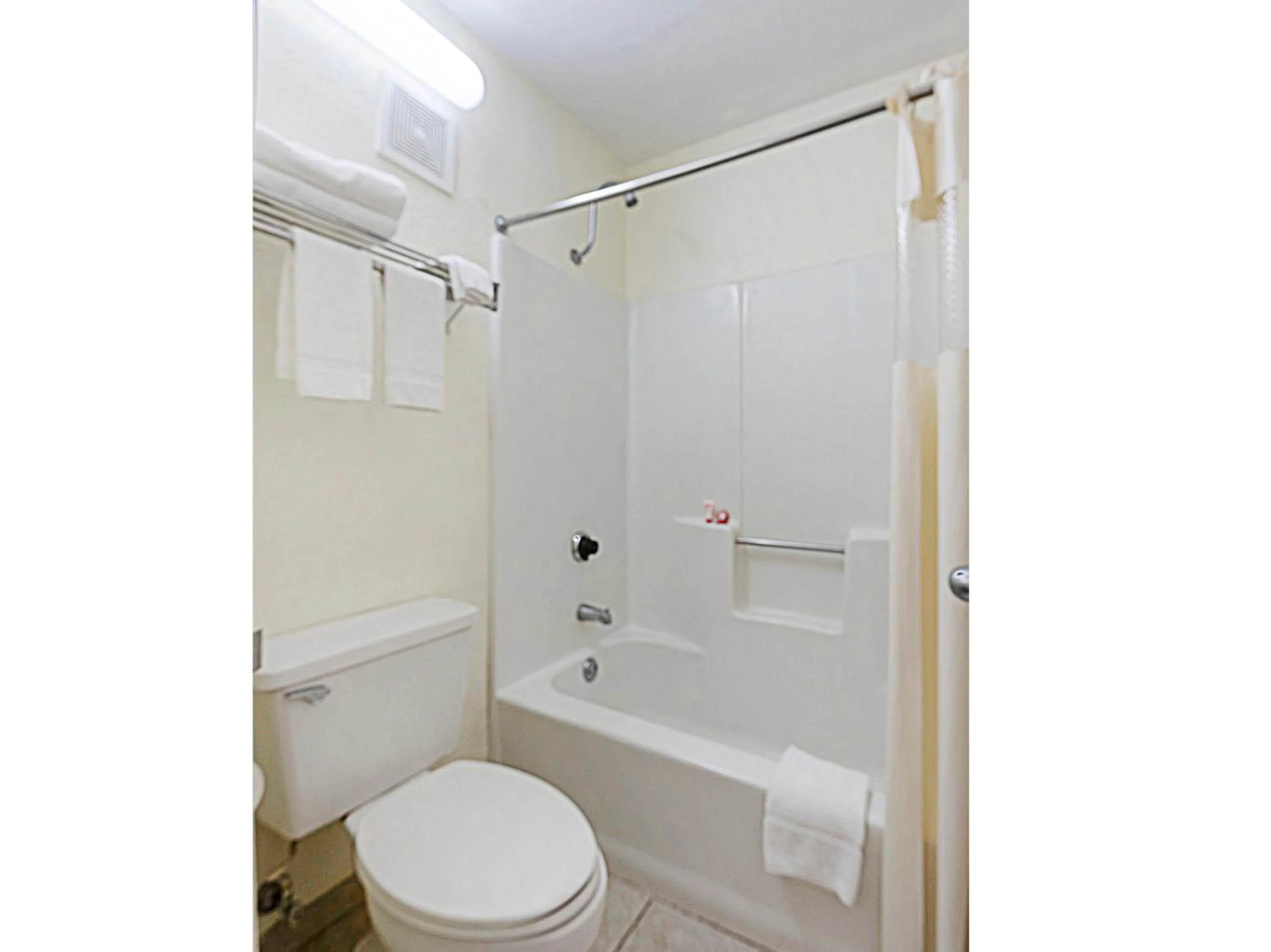 Bathroom in OYO Hotel Kannapolis