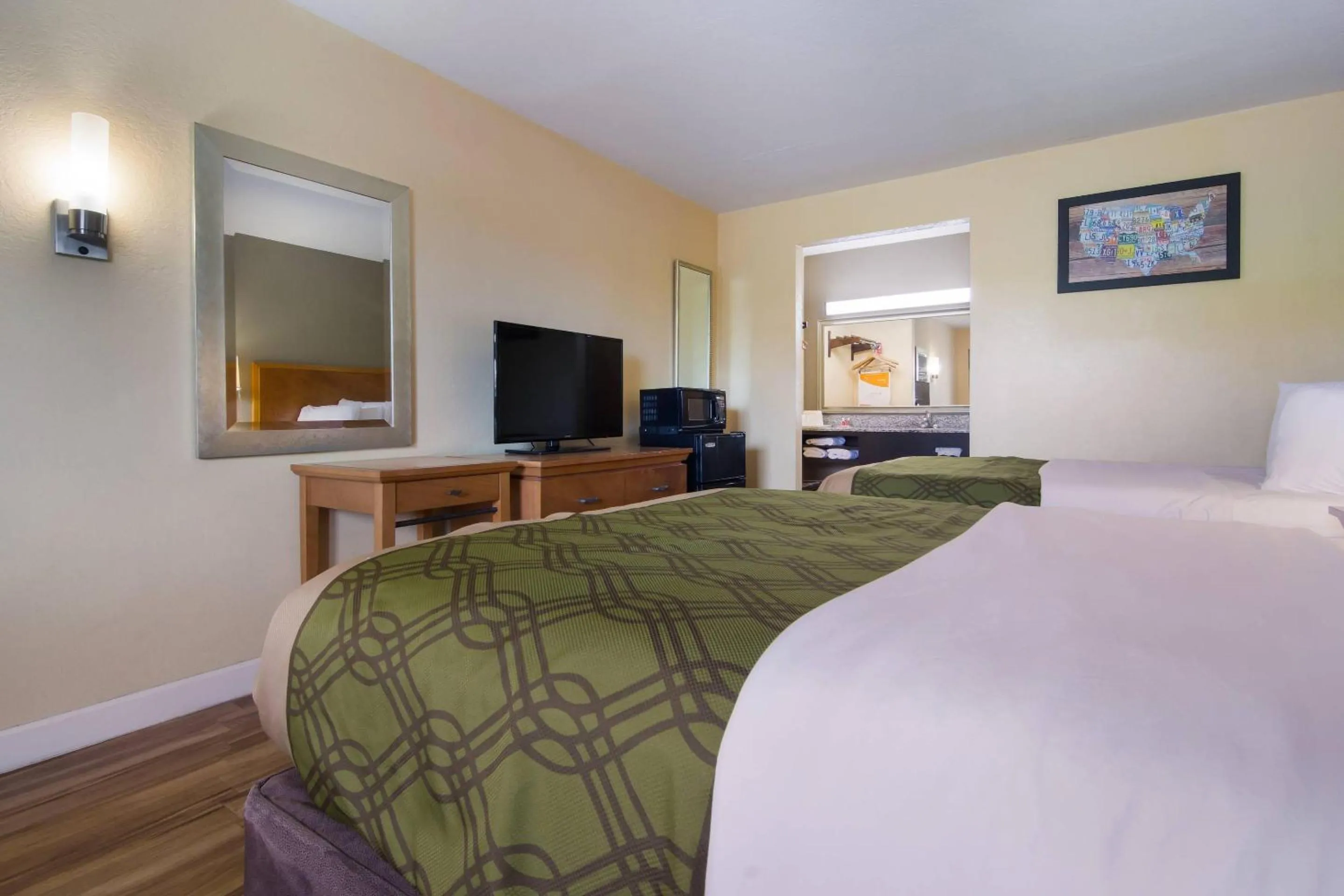 Bedroom, Bed in Econo Lodge Battleboro - Rocky Mount I-95