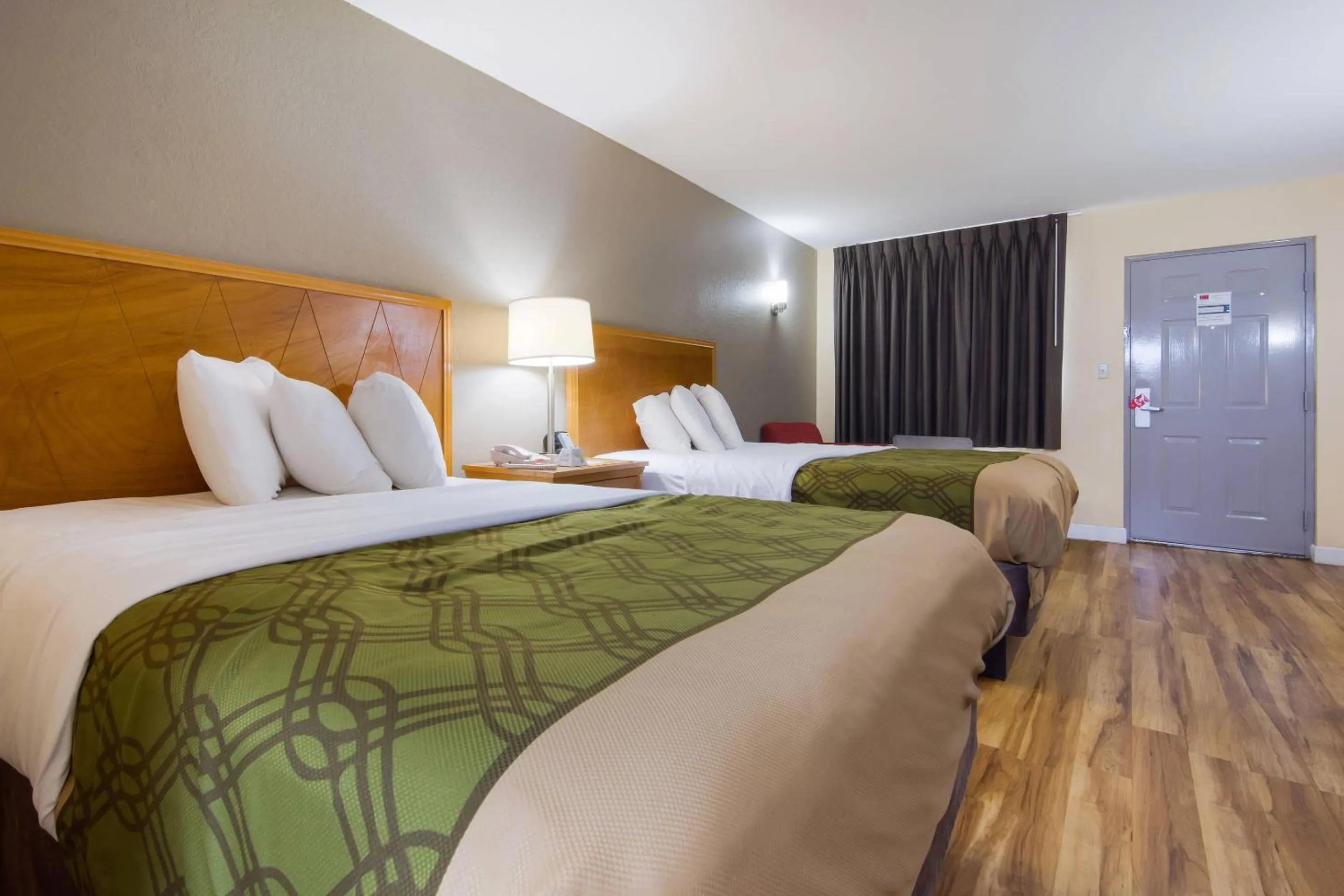 Bedroom, Bed in Econo Lodge Battleboro - Rocky Mount I-95