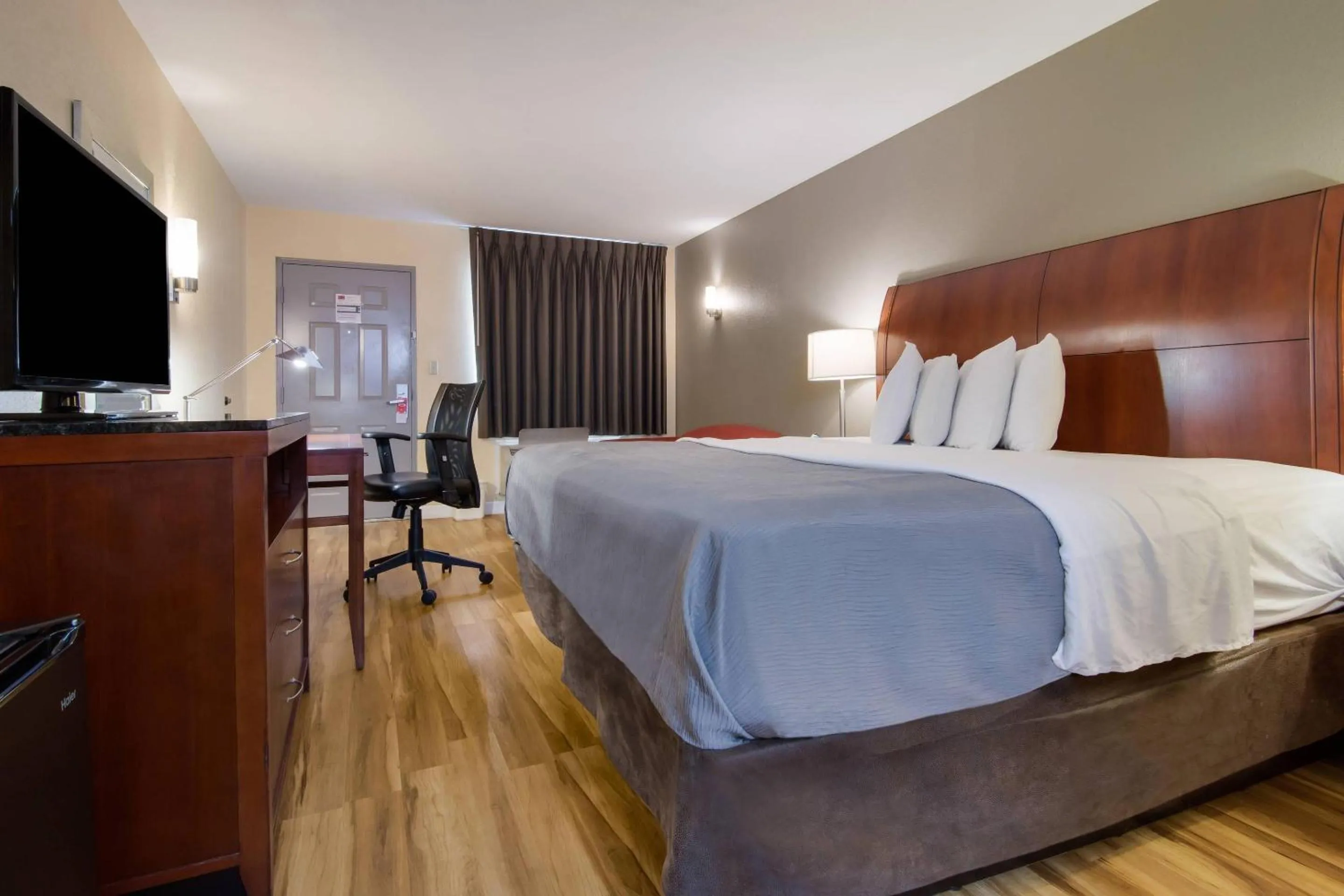 Bedroom, Bed in Econo Lodge Battleboro - Rocky Mount I-95