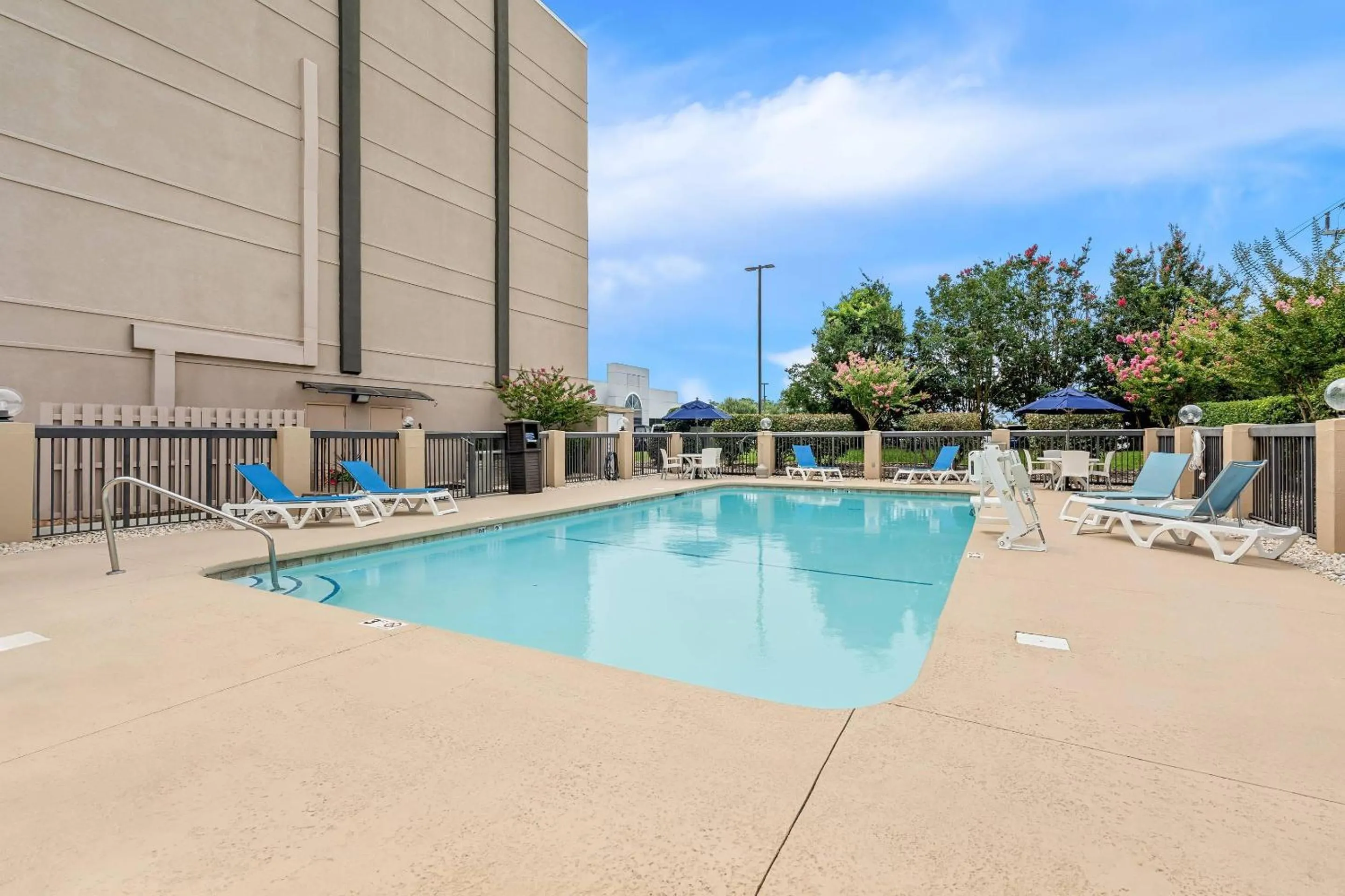 Swimming pool in Comfort Inn University