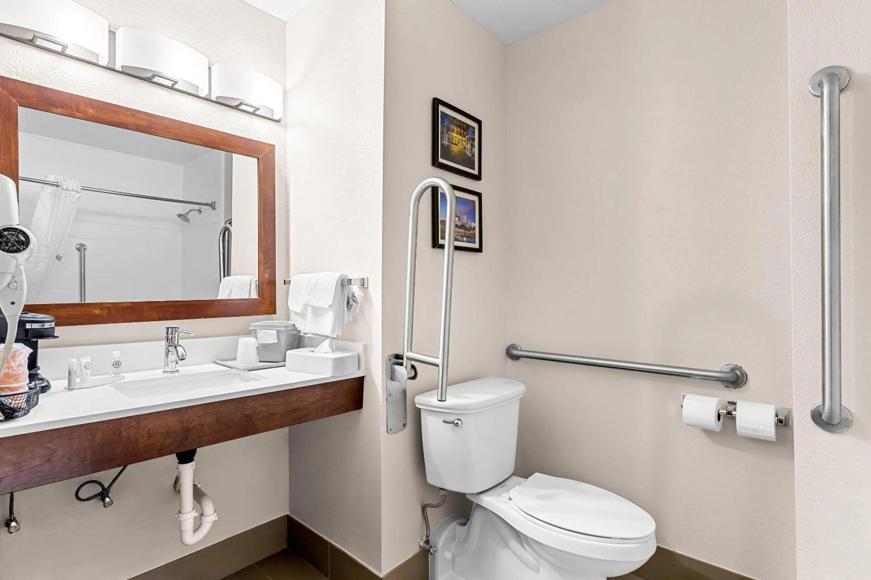 Bedroom in Comfort Inn University