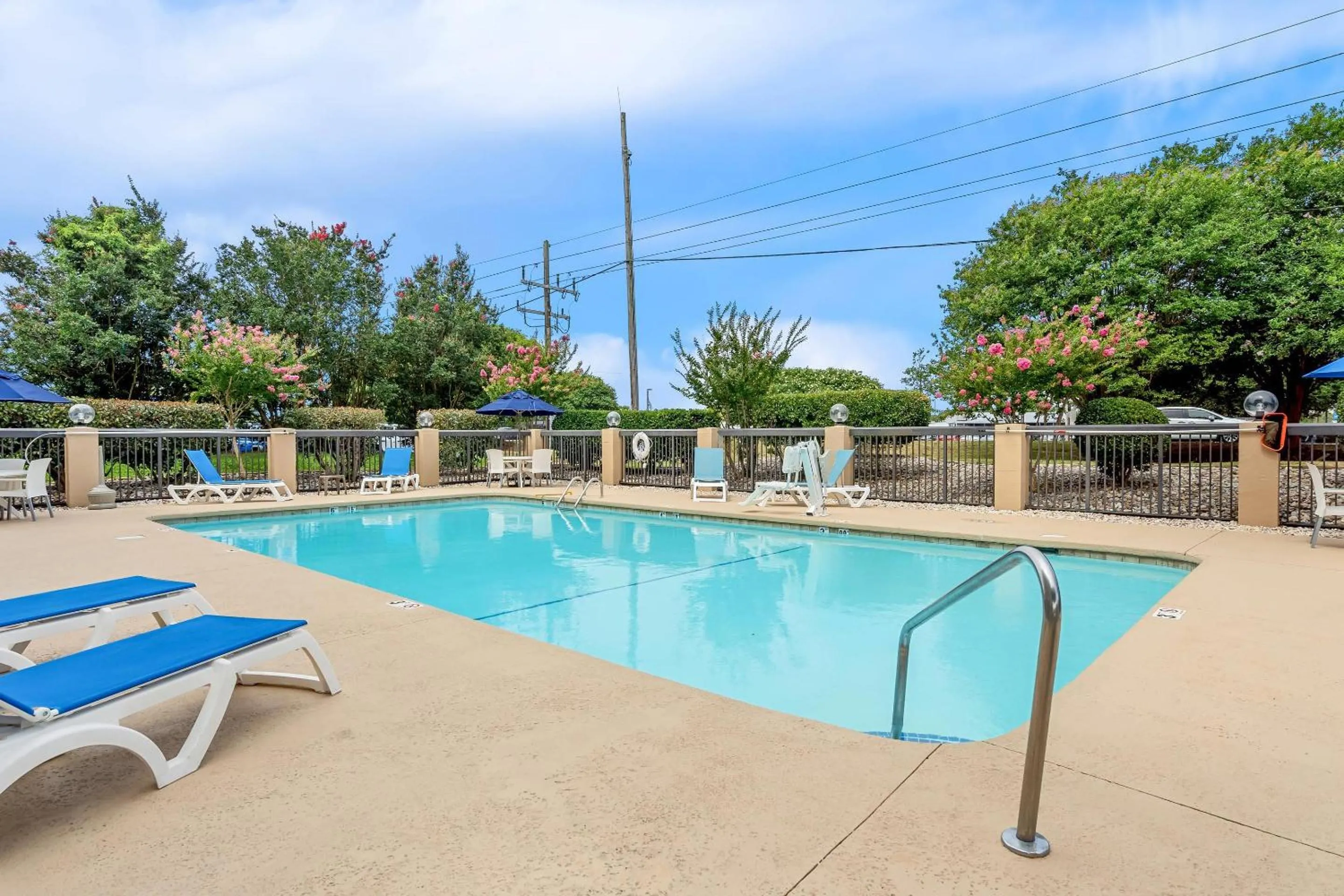 Swimming pool in Comfort Inn University