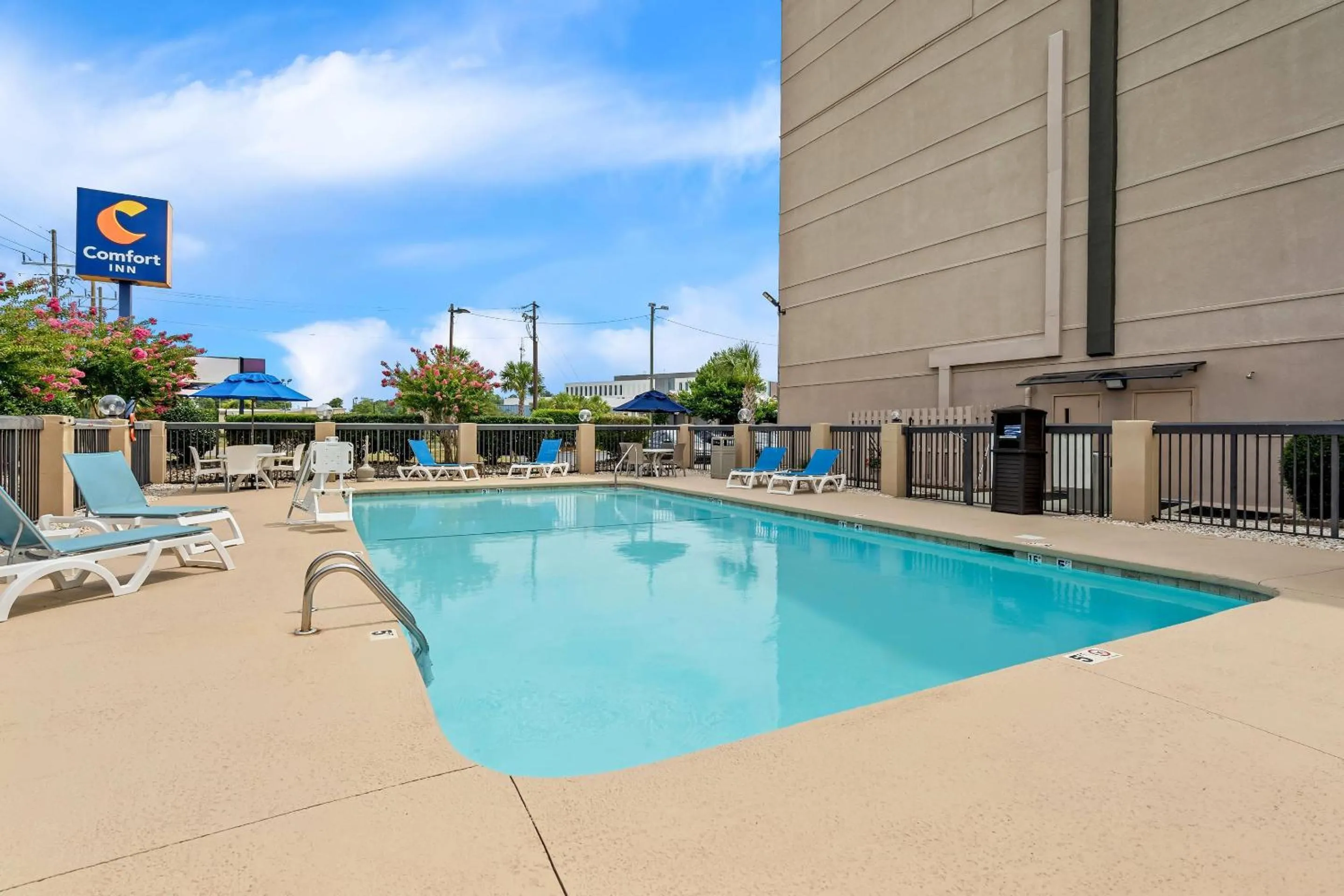 Swimming pool in Comfort Inn University