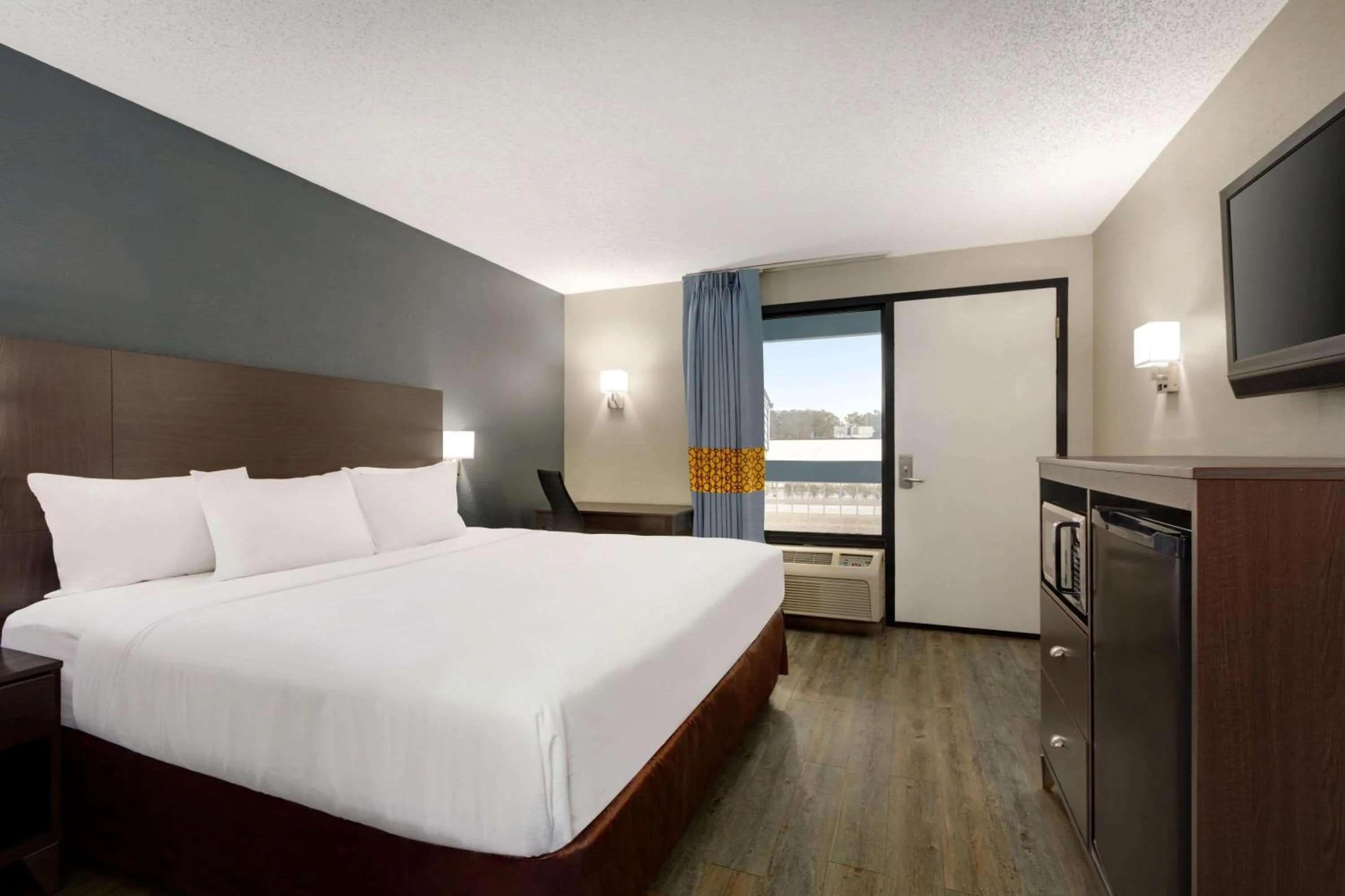 Photo of the whole room, Bed in Baymont by Wyndham Wilmington