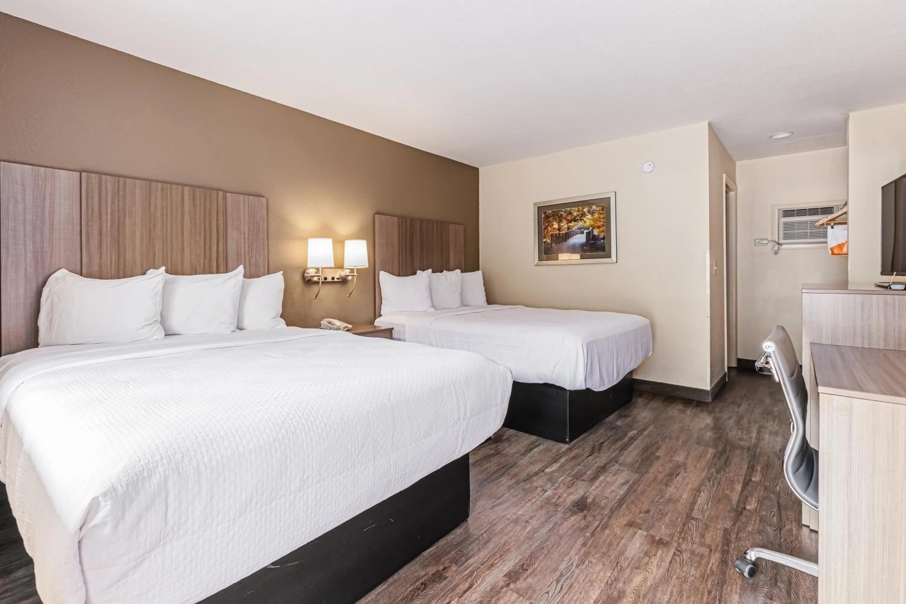 Property building, Bed in Econo Lodge Cherokee Near Island Park