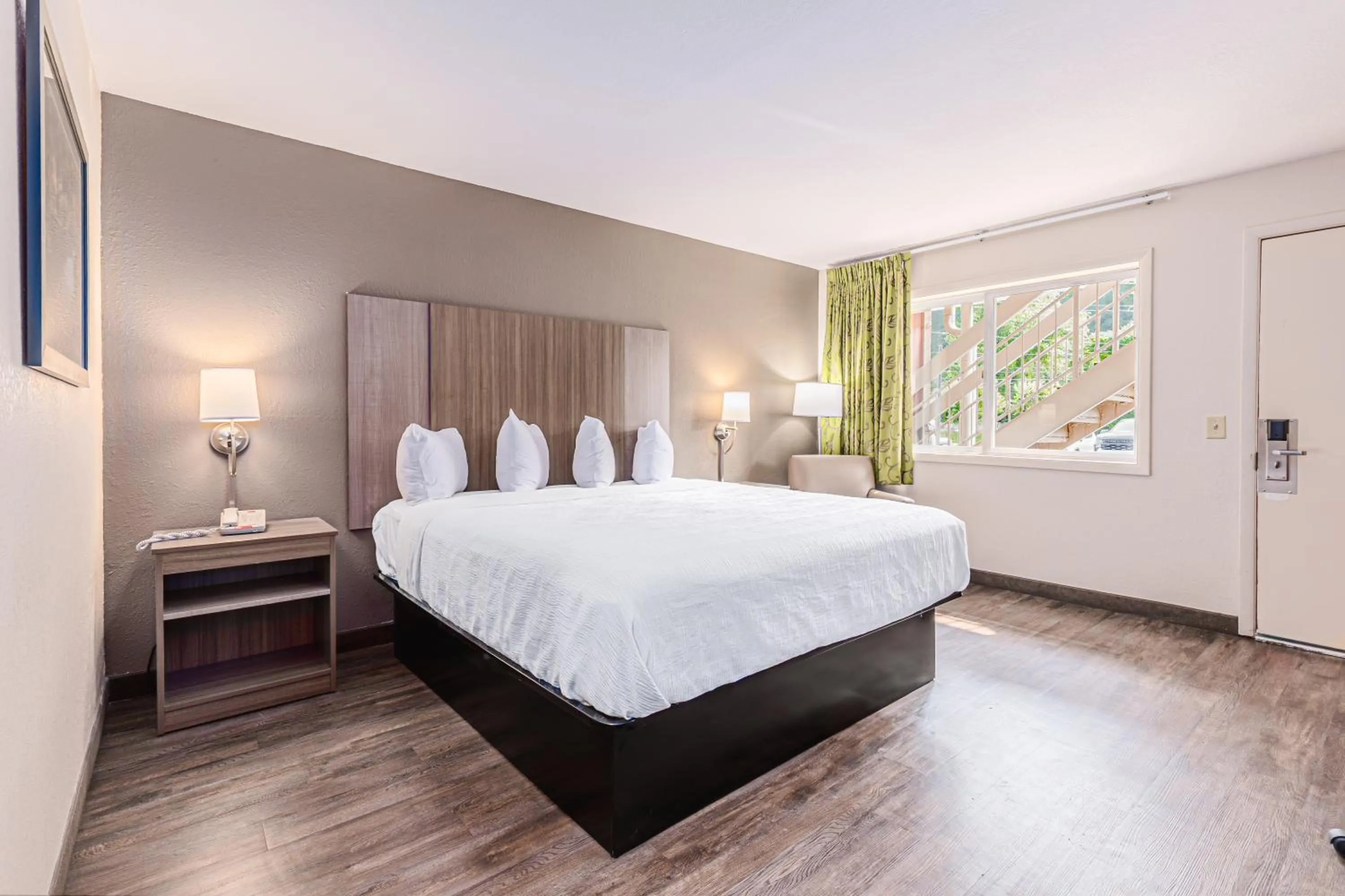 Property building, Bed in Econo Lodge Cherokee Near Island Park