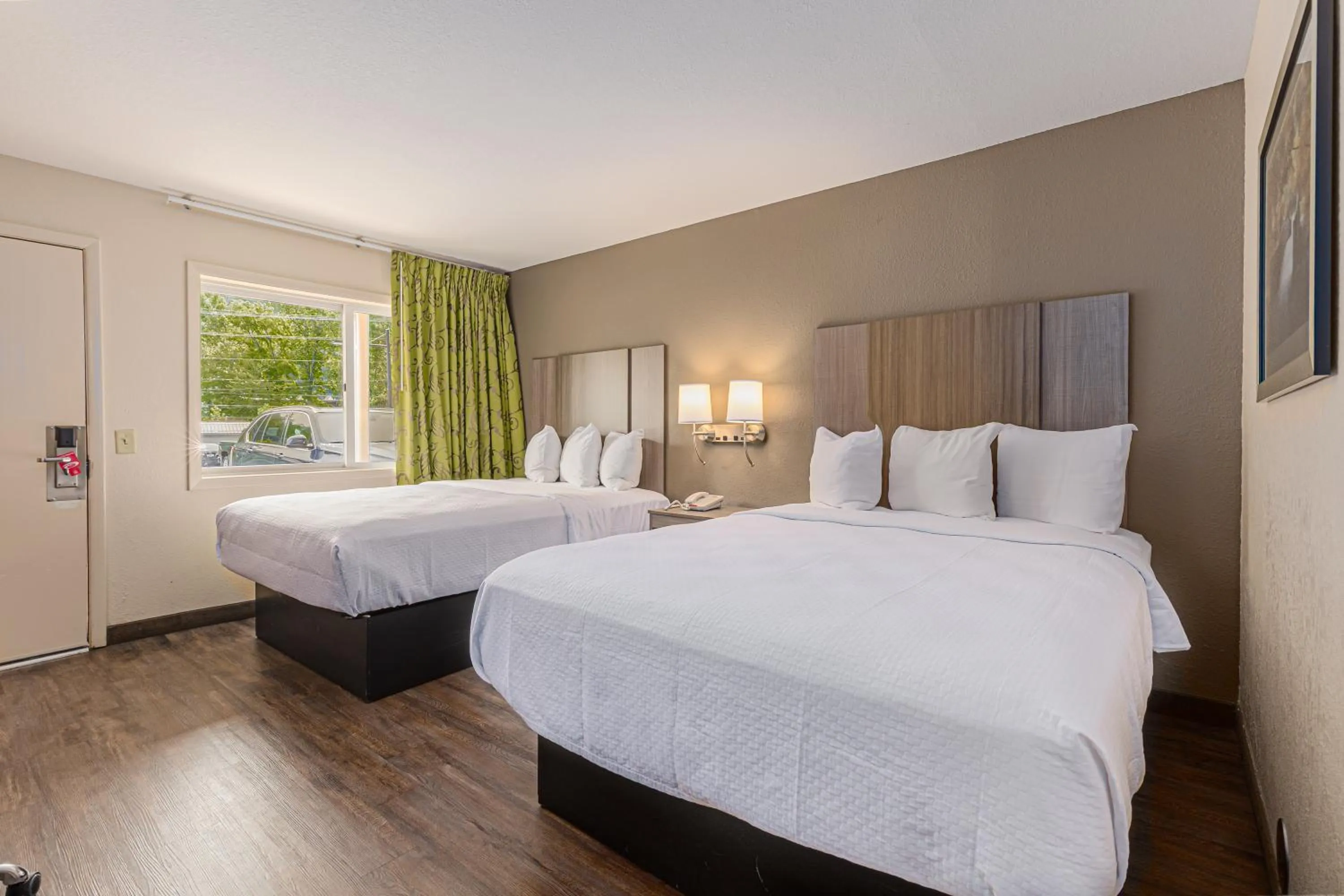 Property building, Bed in Econo Lodge Cherokee Near Island Park