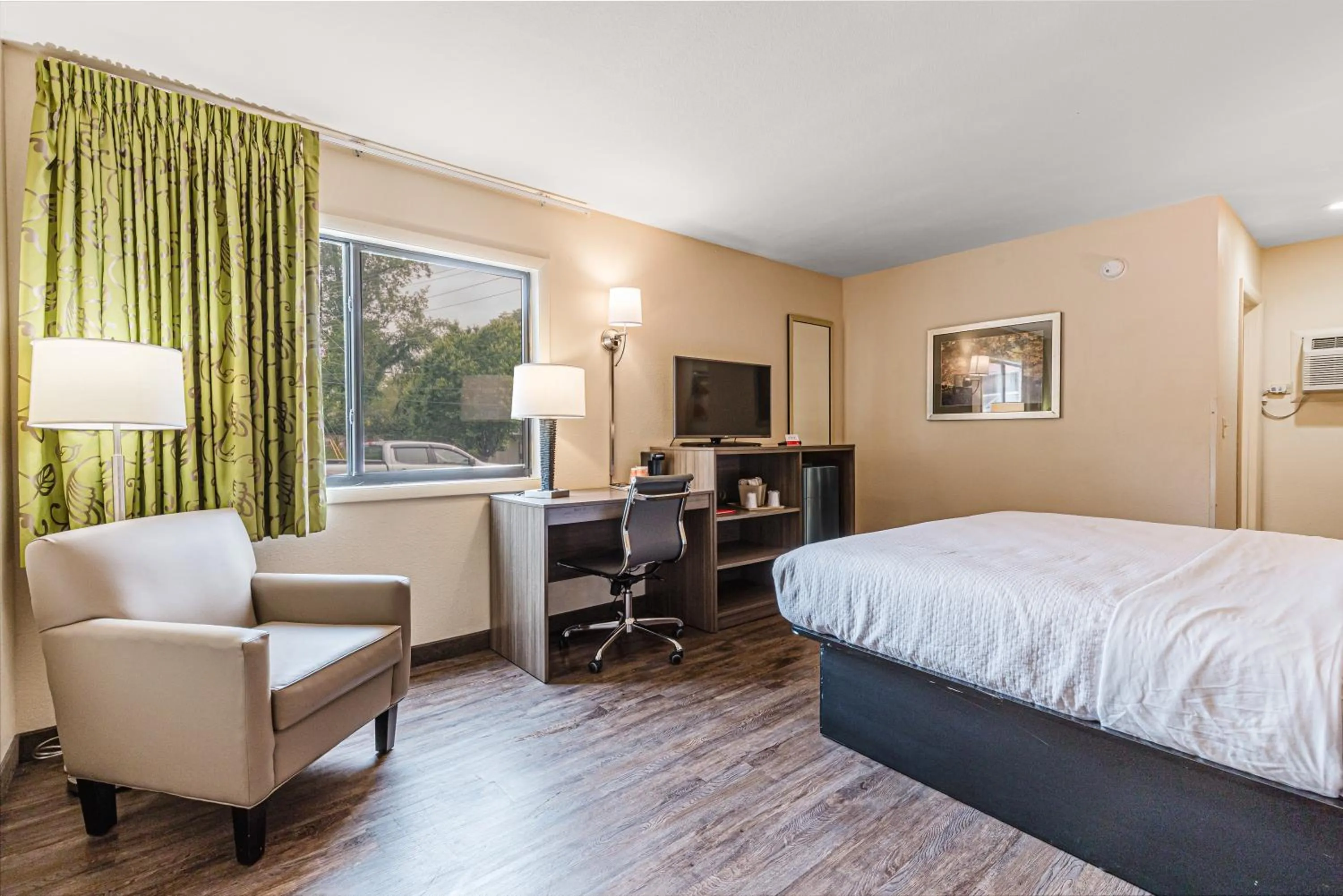 Property building, Bed in Econo Lodge Cherokee Near Island Park