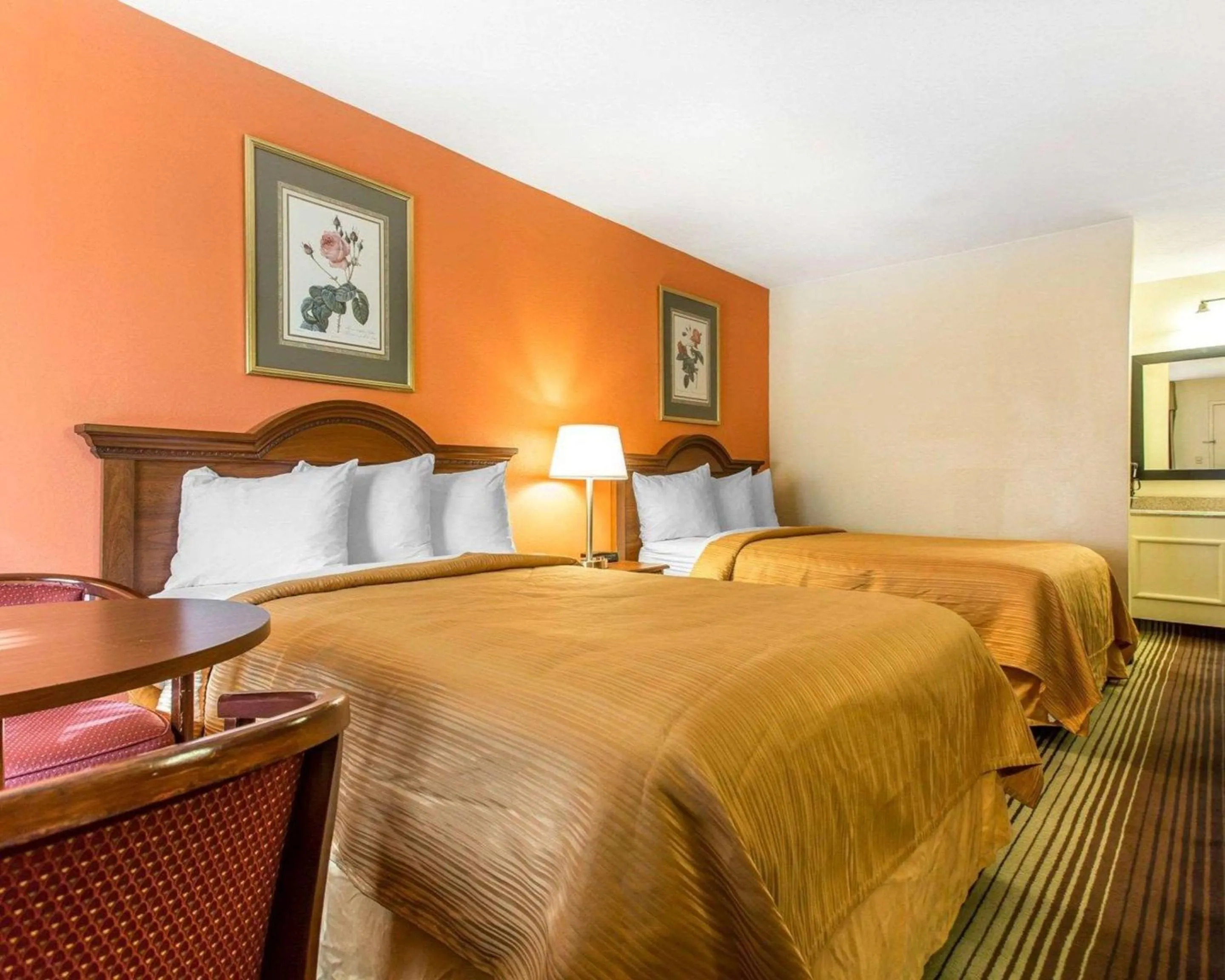 Photo of the whole room, Bed in Townhouse Winston Salem - University