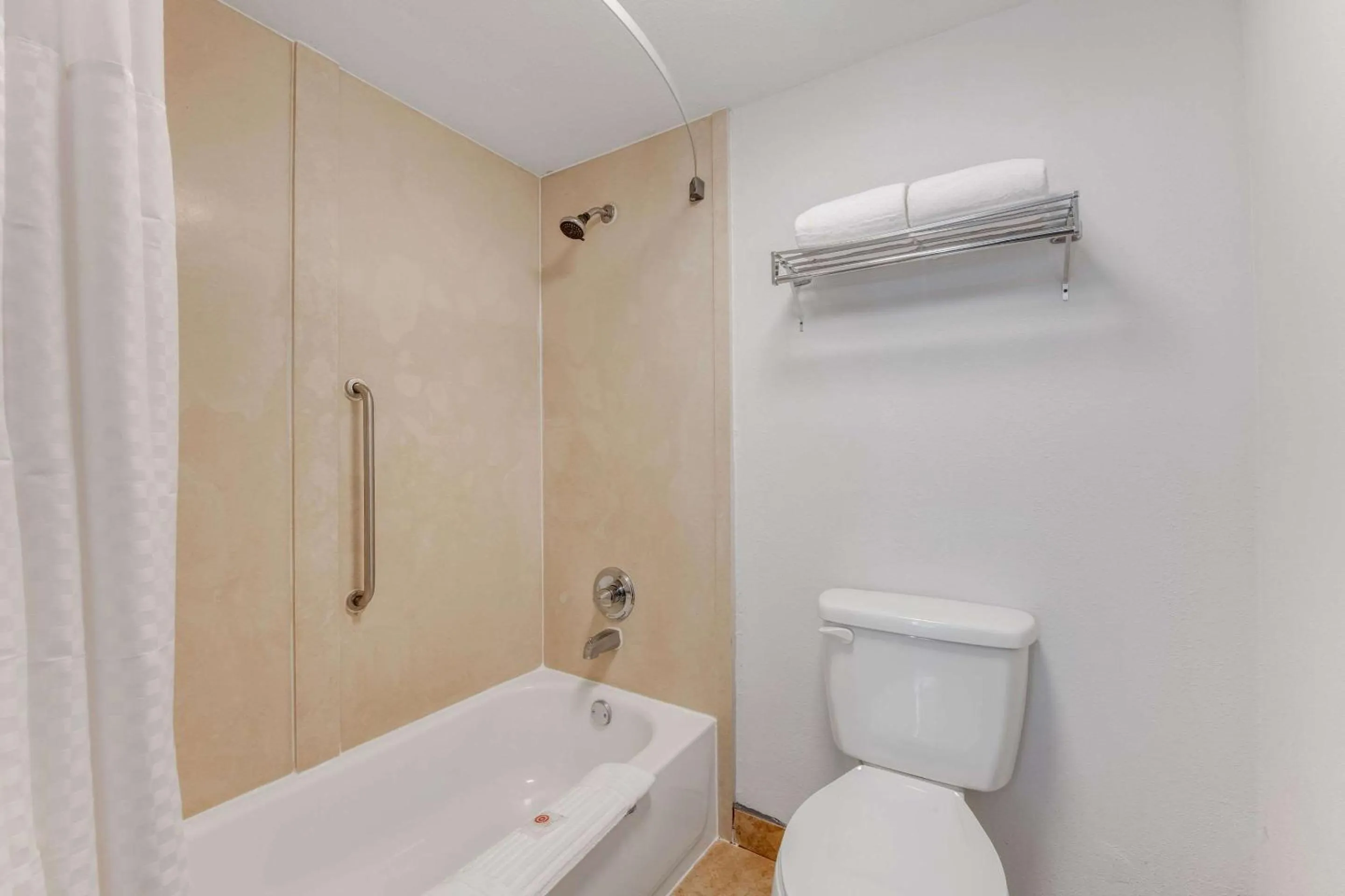 Bedroom in Comfort Inn Thomasville I-85