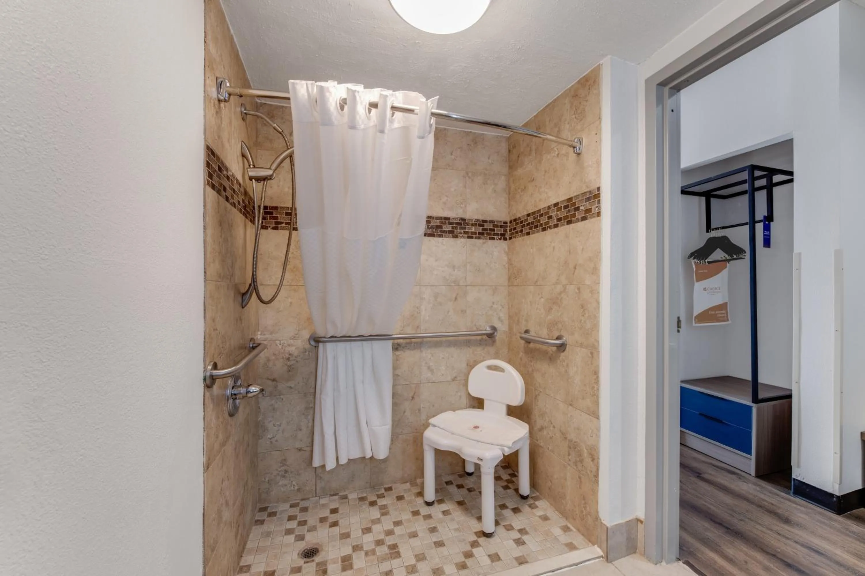 Shower in Comfort Inn Thomasville I-85