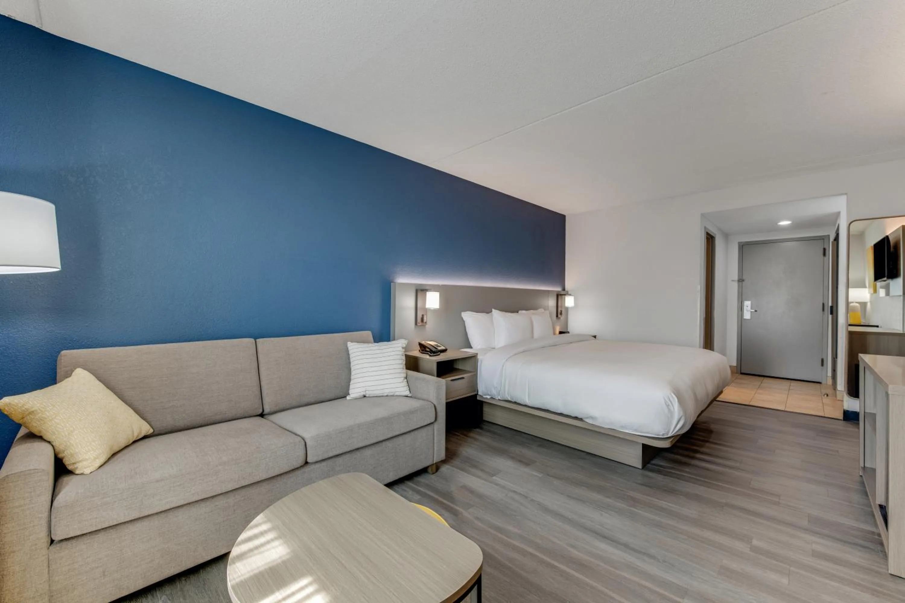 Seating area, Bed in Comfort Inn Thomasville I-85