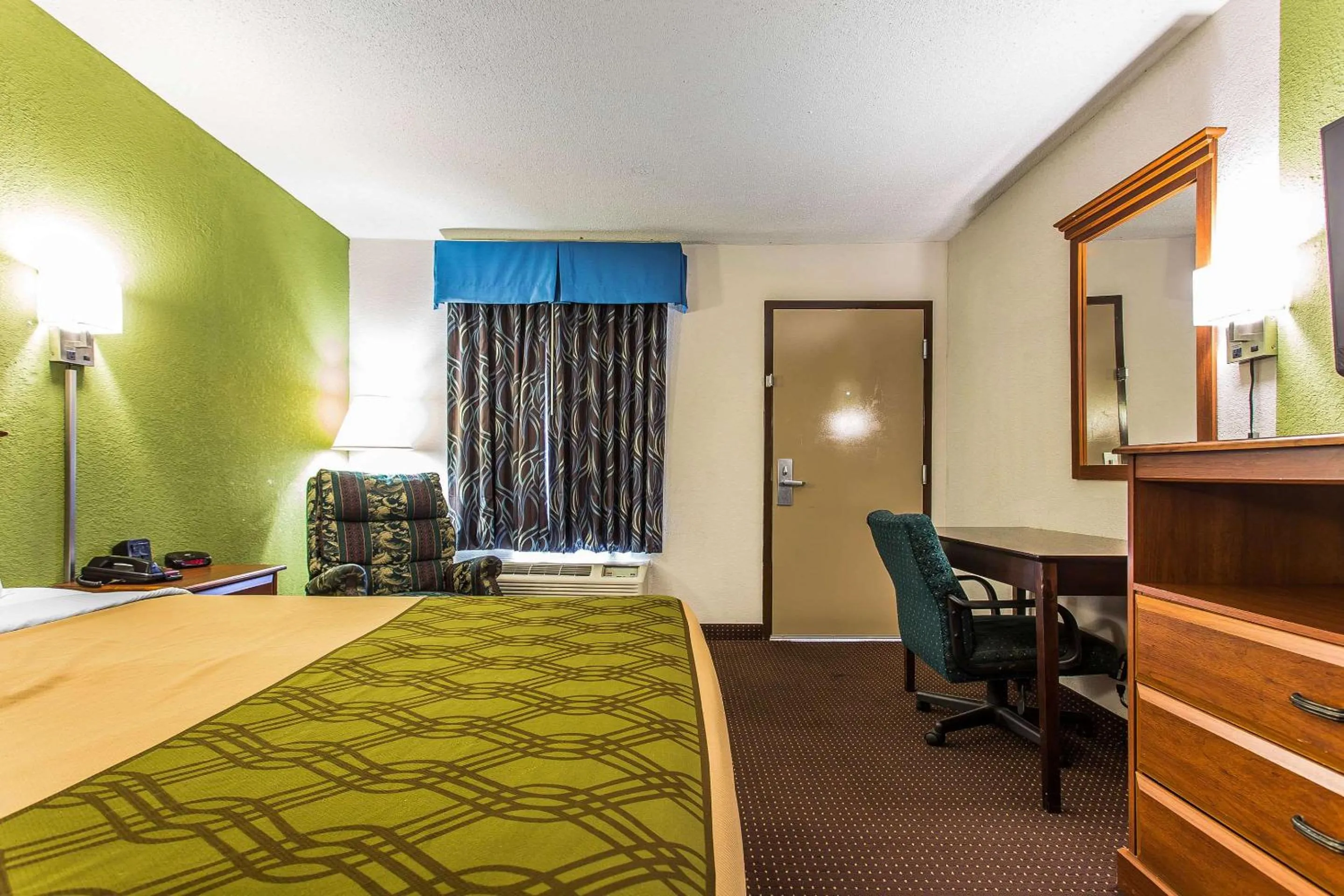 Bedroom in Econo Lodge Elizabeth City near University