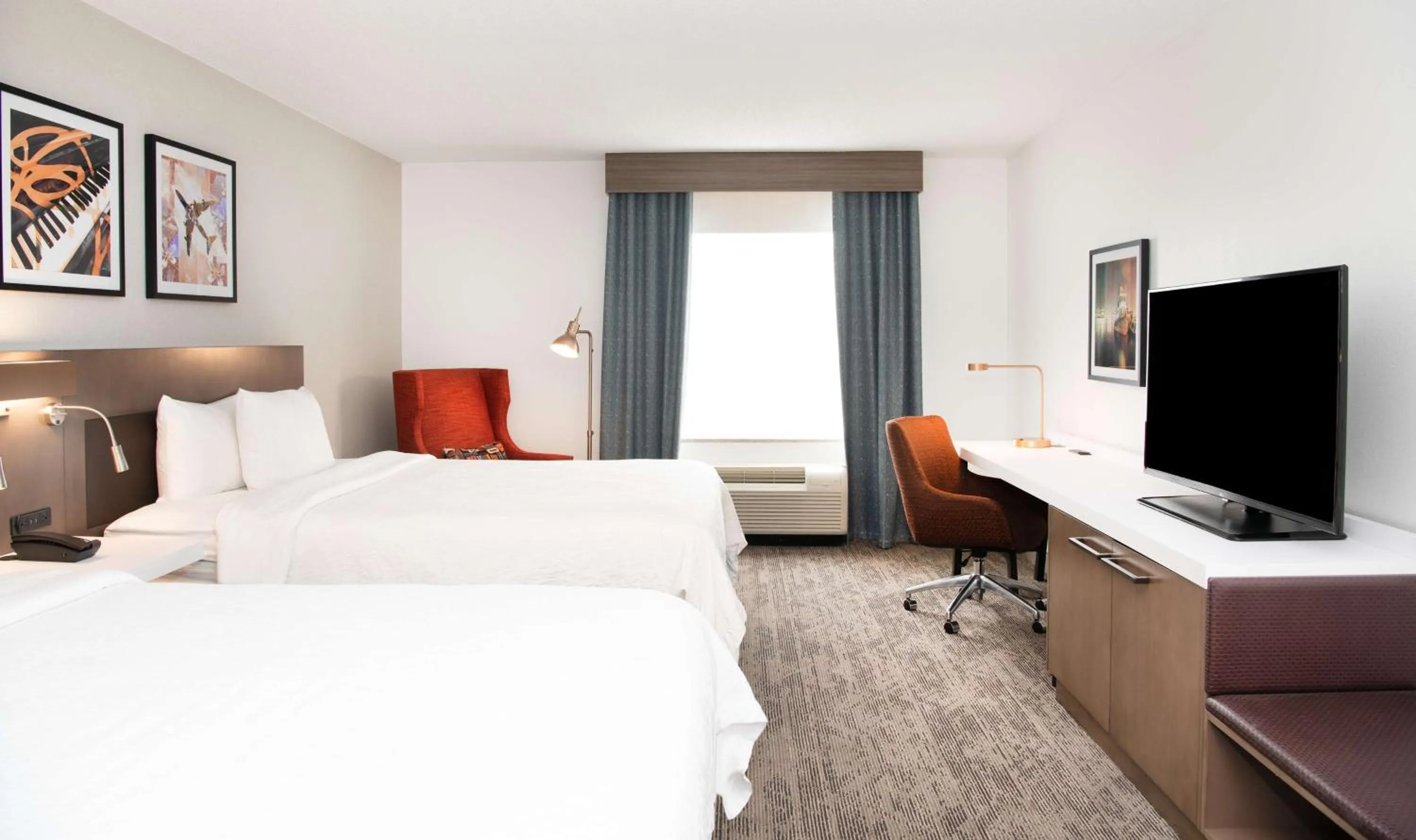 Photo of the whole room, Bed in Hilton Garden Inn BWI Airport