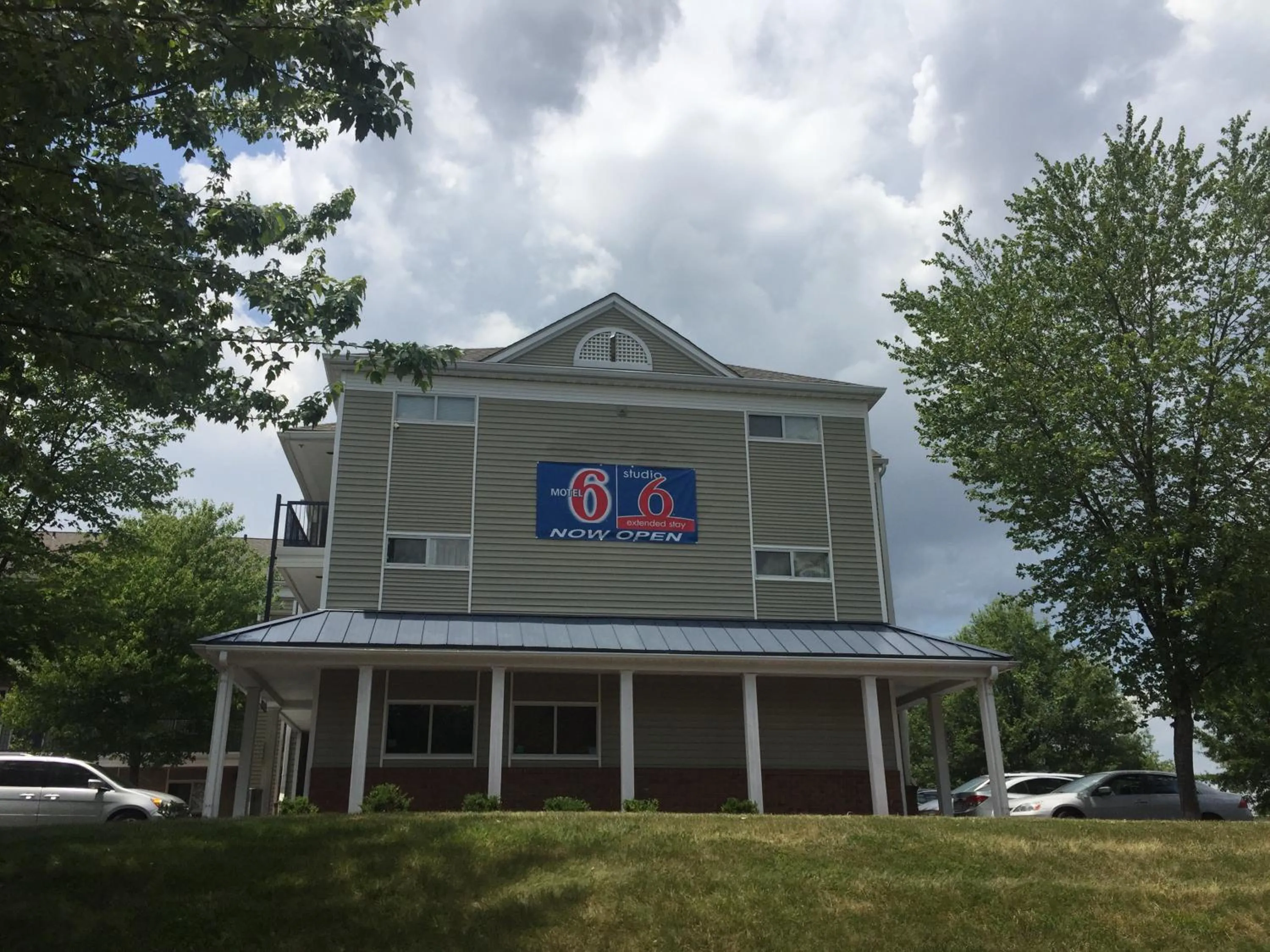 Property building in Motel 6-Greensboro, NC - I-40