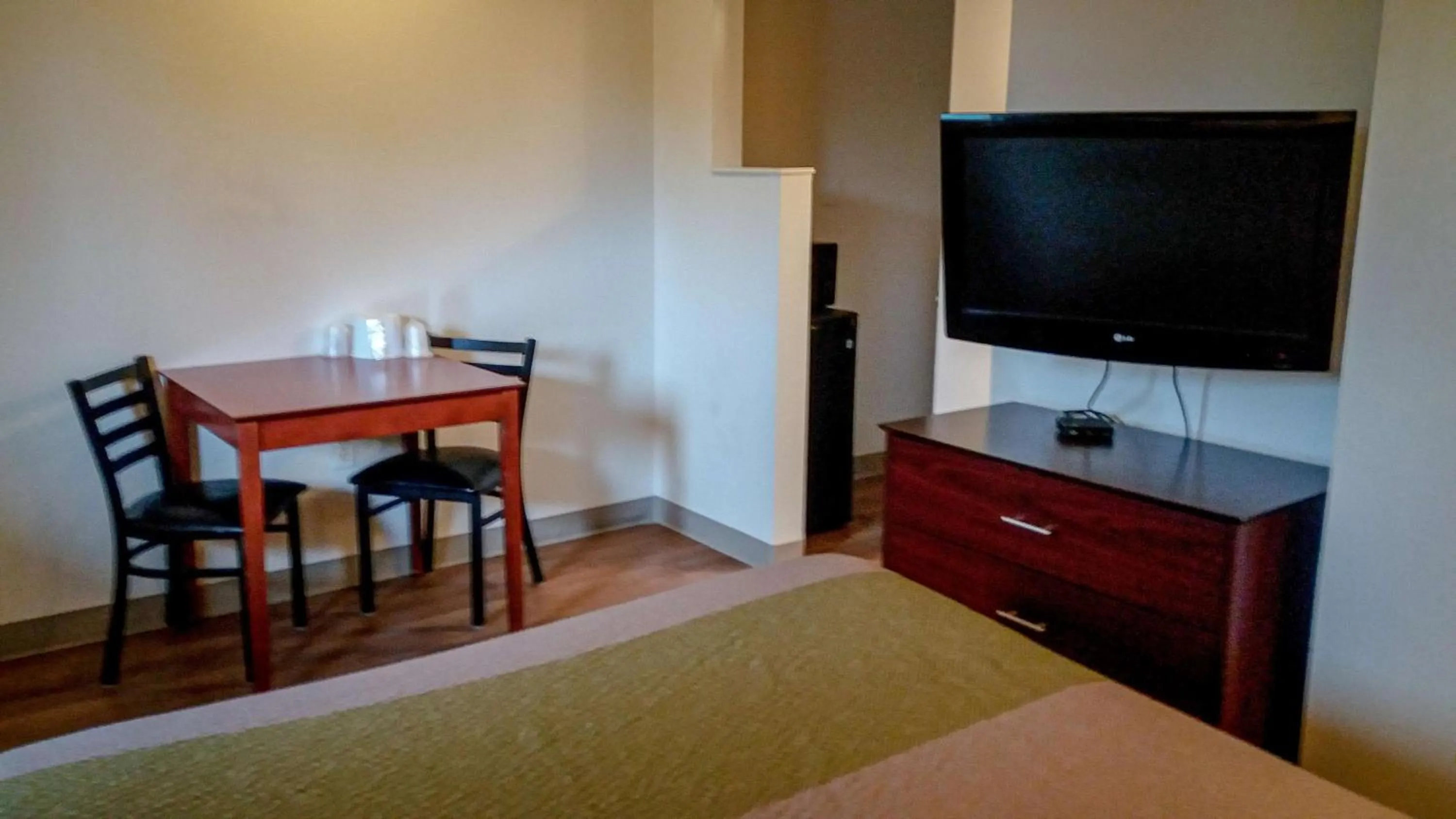 Bedroom, Bed in Motel 6-Greensboro, NC - I-40