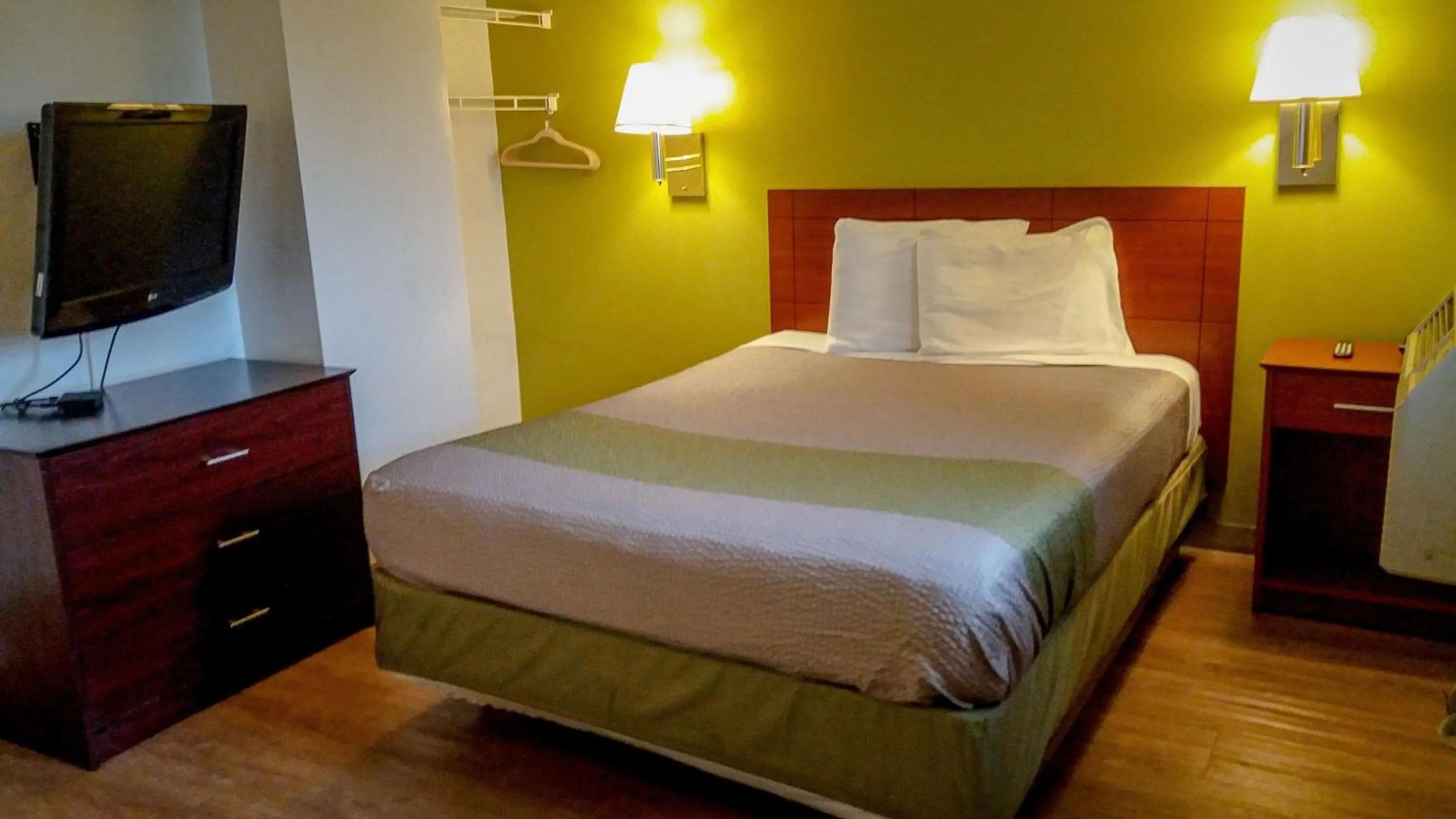 Bedroom, Bed in Motel 6-Greensboro, NC - I-40