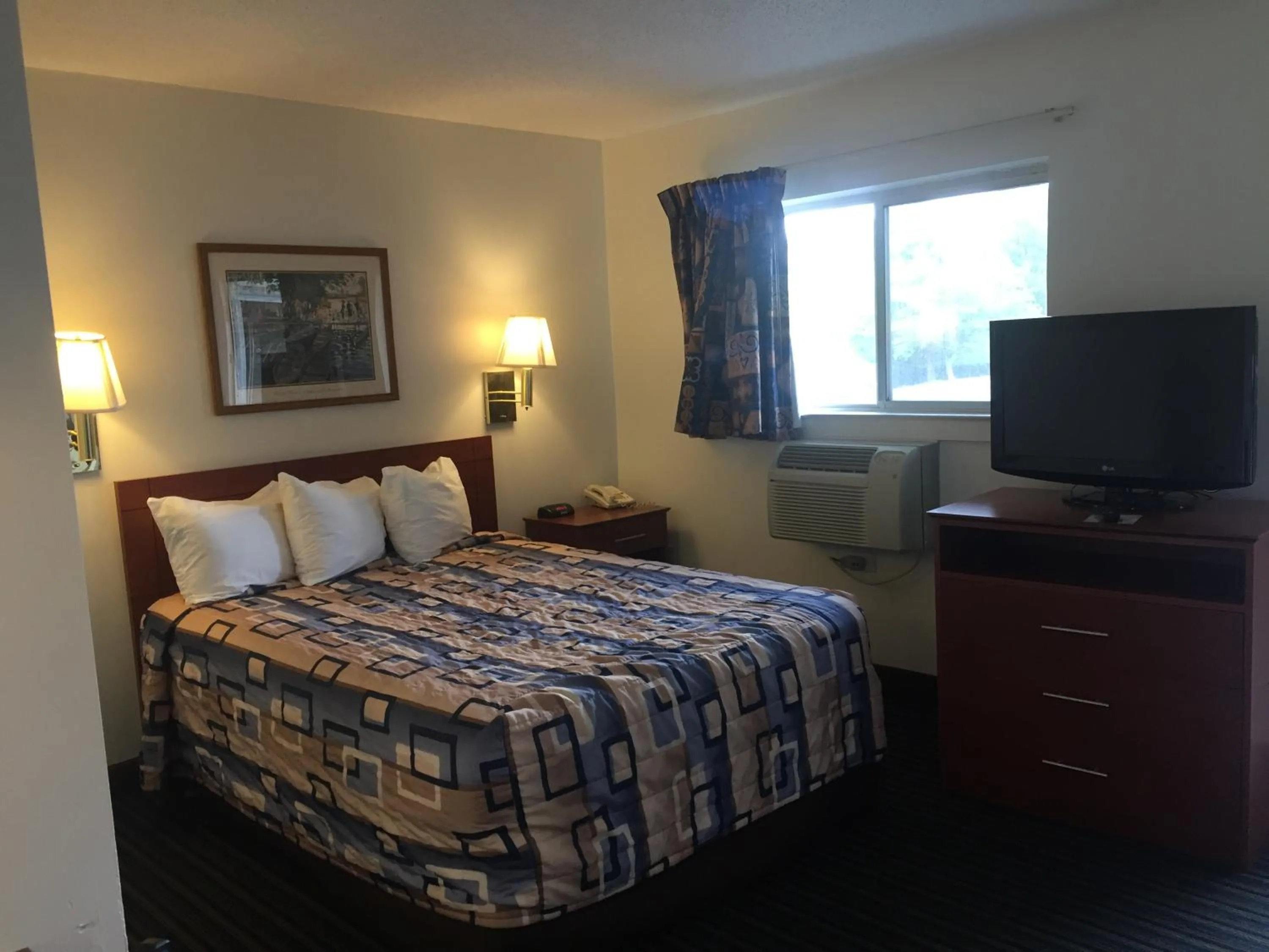 Bedroom, Bed in Motel 6-Greensboro, NC - I-40