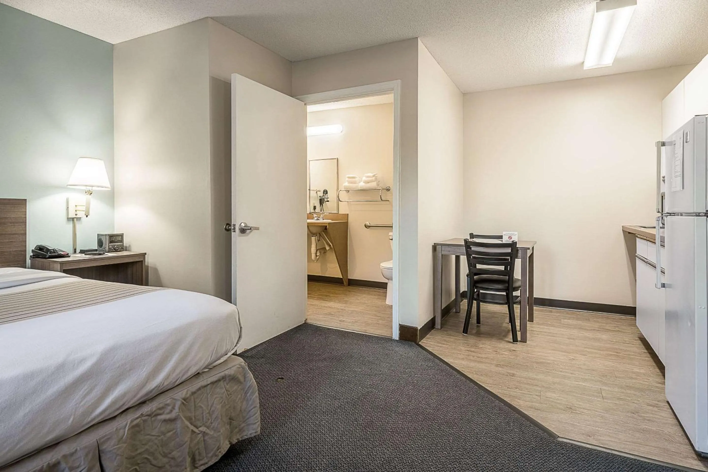 Bedroom, Bed in Suburban Studios of Wilmington