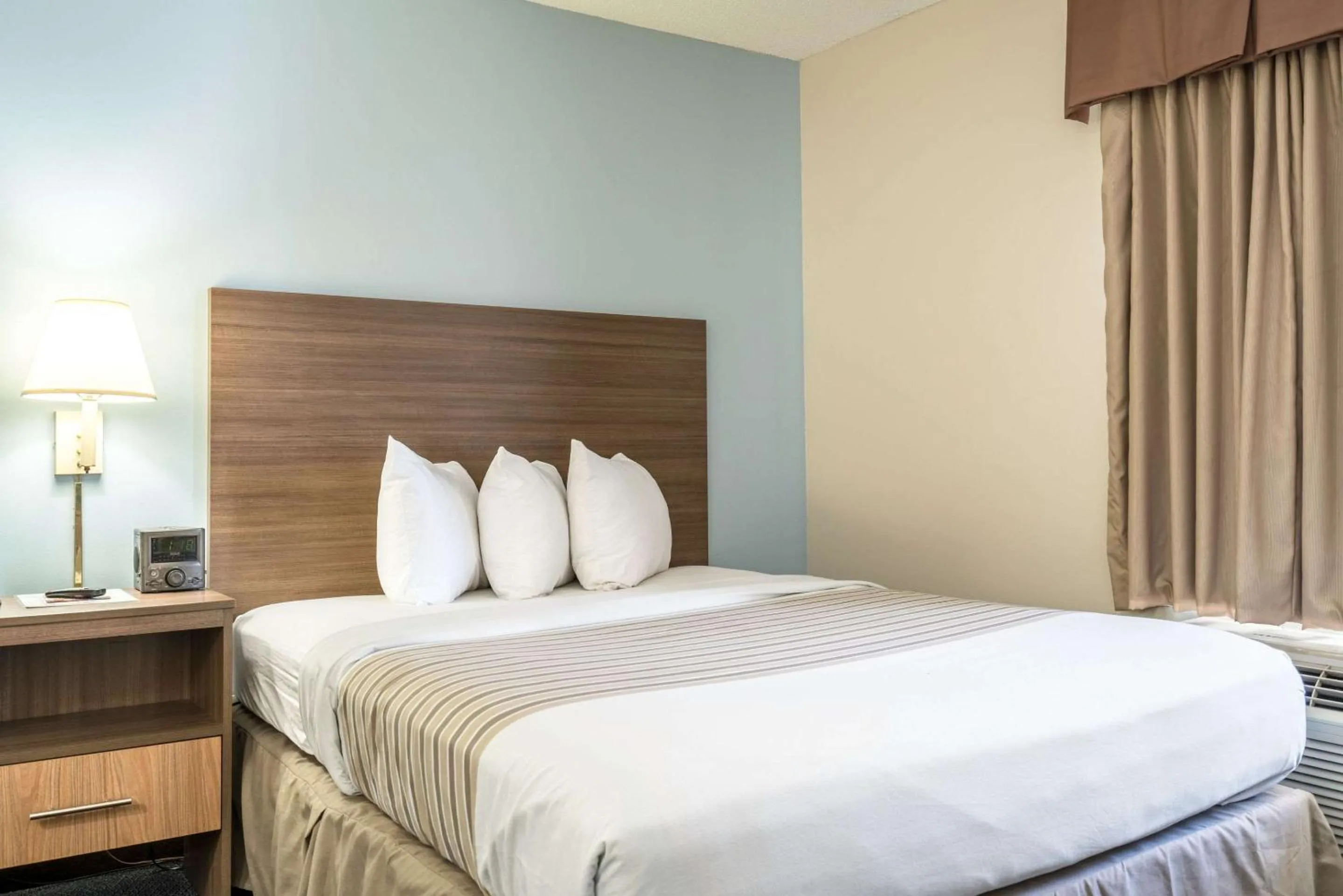 Bedroom, Bed in Suburban Studios of Wilmington