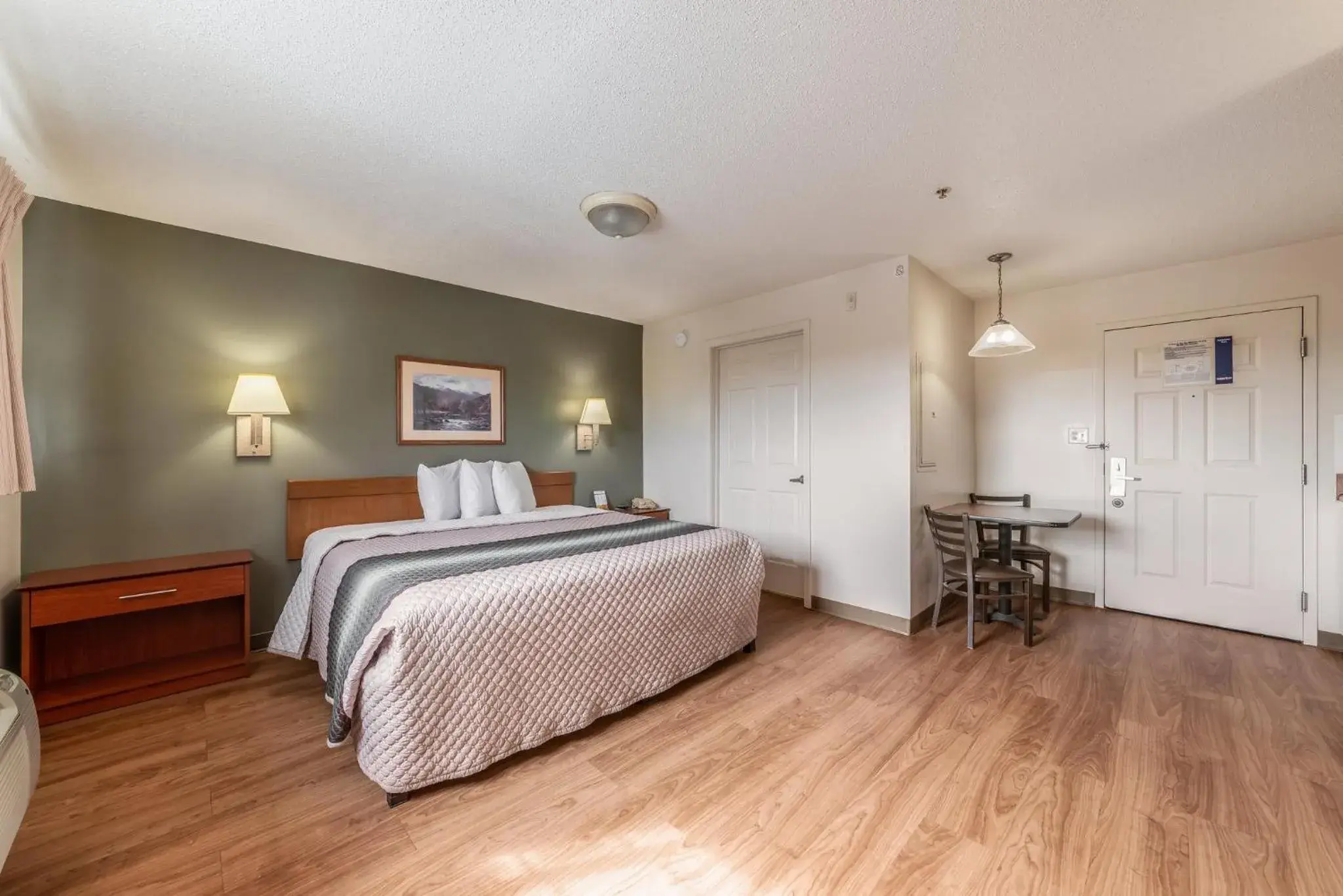 Studio King Room Non-Smoking in HomeTowne Studios & Suites by Red Roof Charlotte - Concord Studio King Room Non-Smoking in HomeTowne Studios & Suites by Red Roof Charlotte - Concord