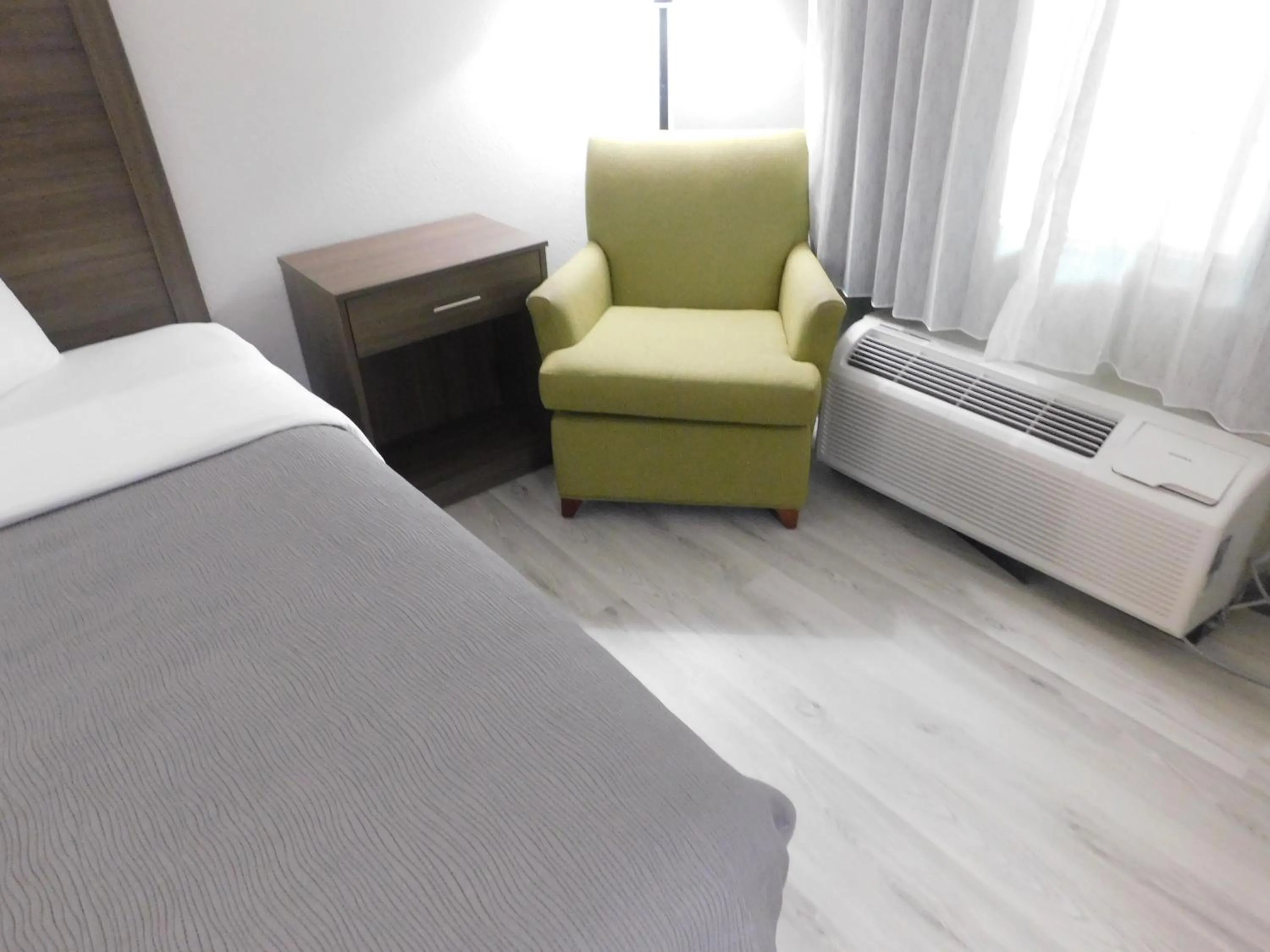 Bedroom, Bed in Quality Inn & Suites Hanes Mall