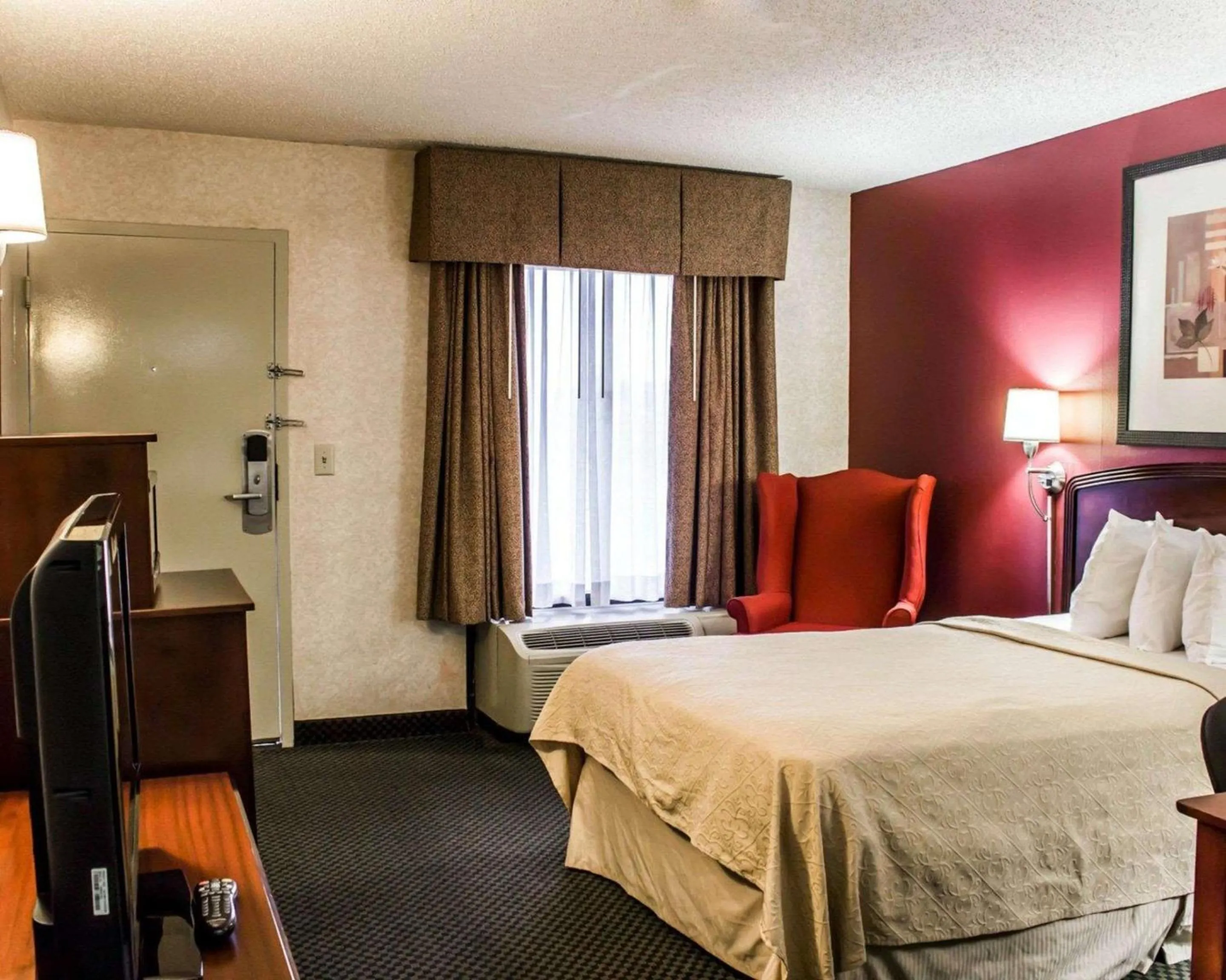 Photo of the whole room in Quality Inn Roanoke near Lake Gaston